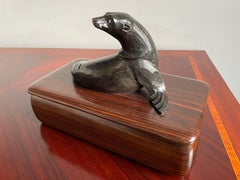 Superbe boîte en bois de Coromandel avec une sculpture d'otarie ébénisée sculptée à la main 1920