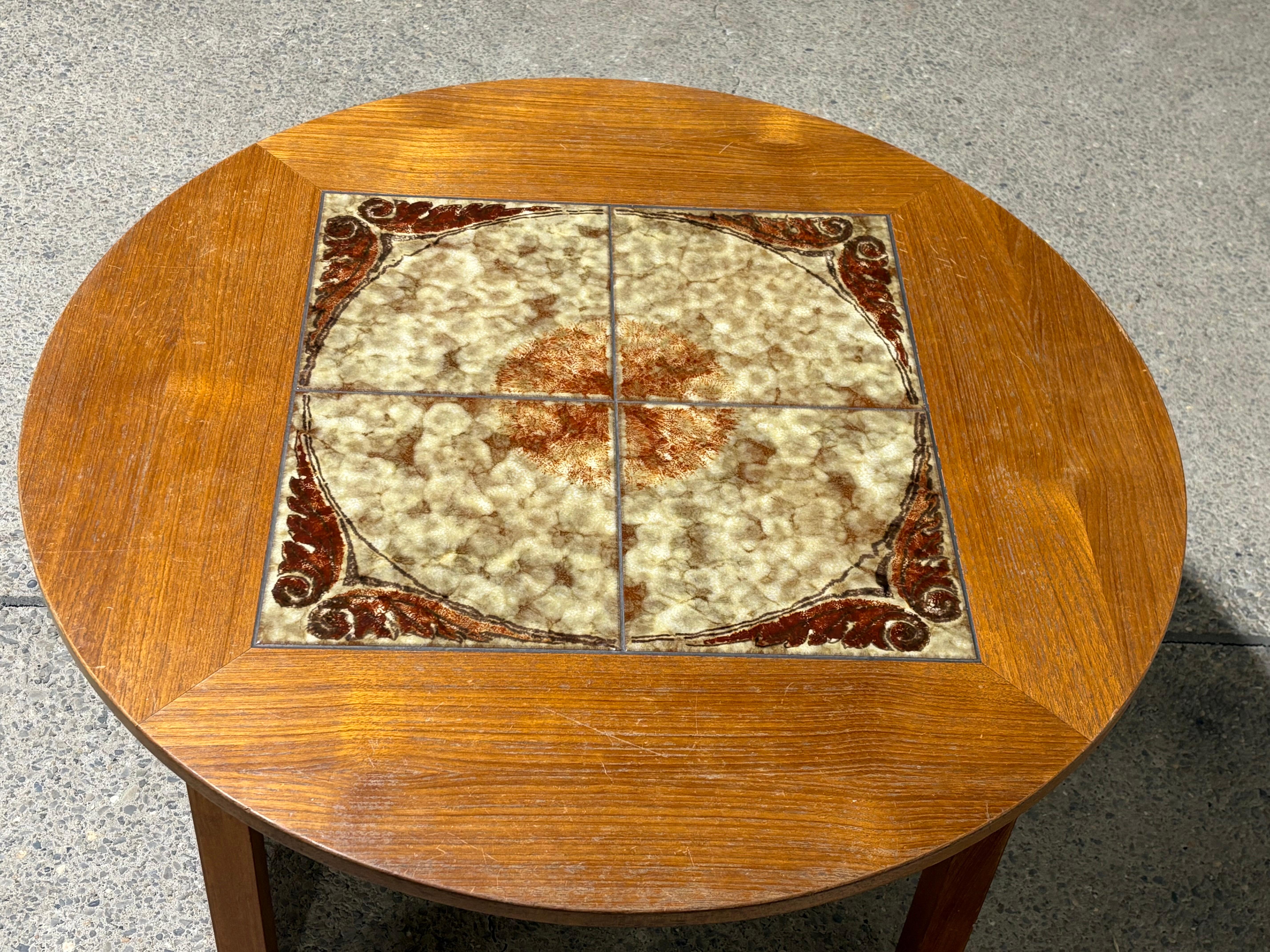 Table basse moderne du milieu du siècle dernier vraiment fantastique avec un insert en carreaux amusant. 

Le logo 