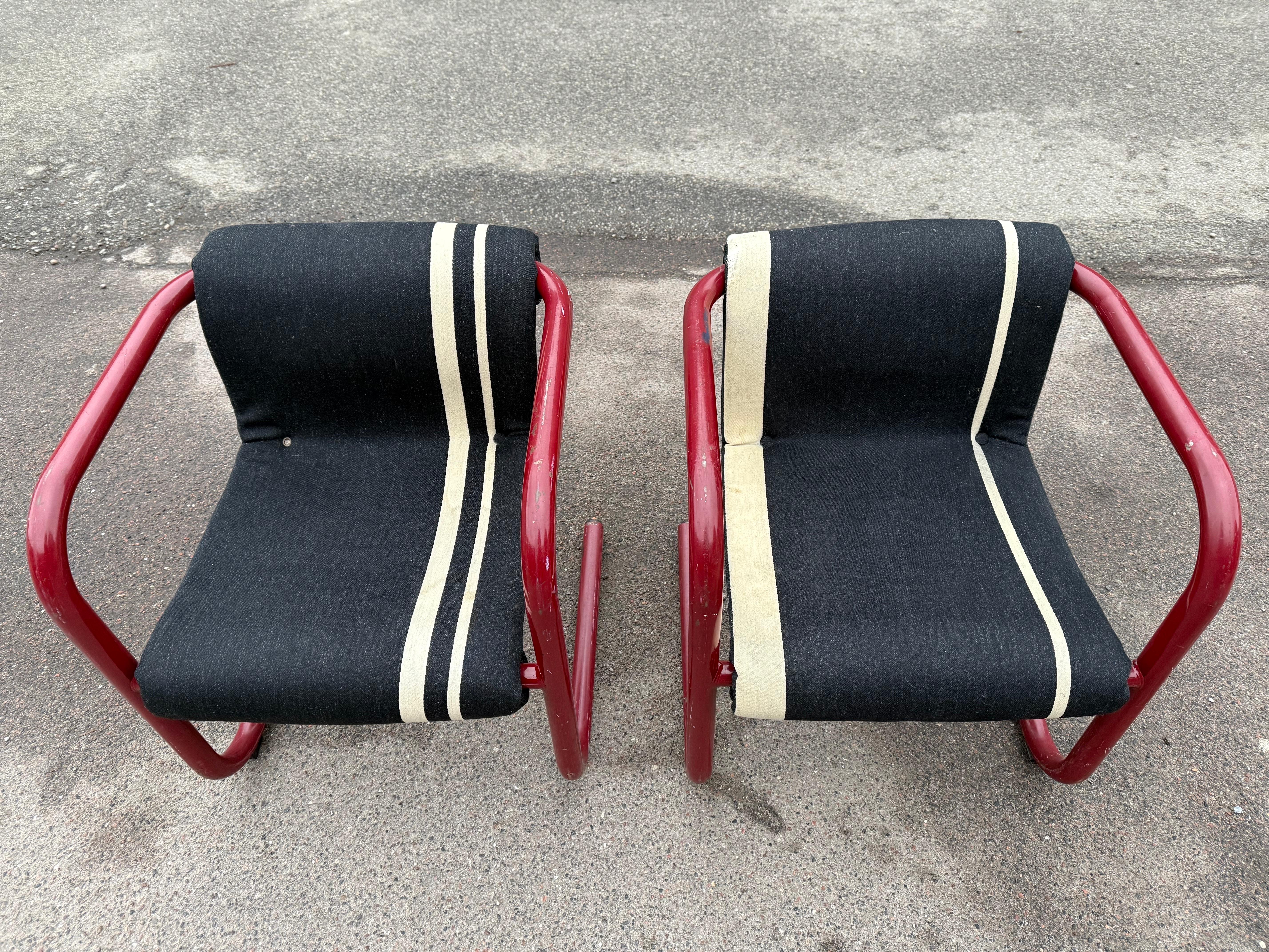 Sorprendente ejemplo del modernismo danés, esta auténtica pareja de sillones voladizos de Knud Friis & Elmar Moltke Nielsen de los años 70 presume de una audaz identidad visual. La vibrante estructura de tubo de acero rojo crea un contraste dinámico