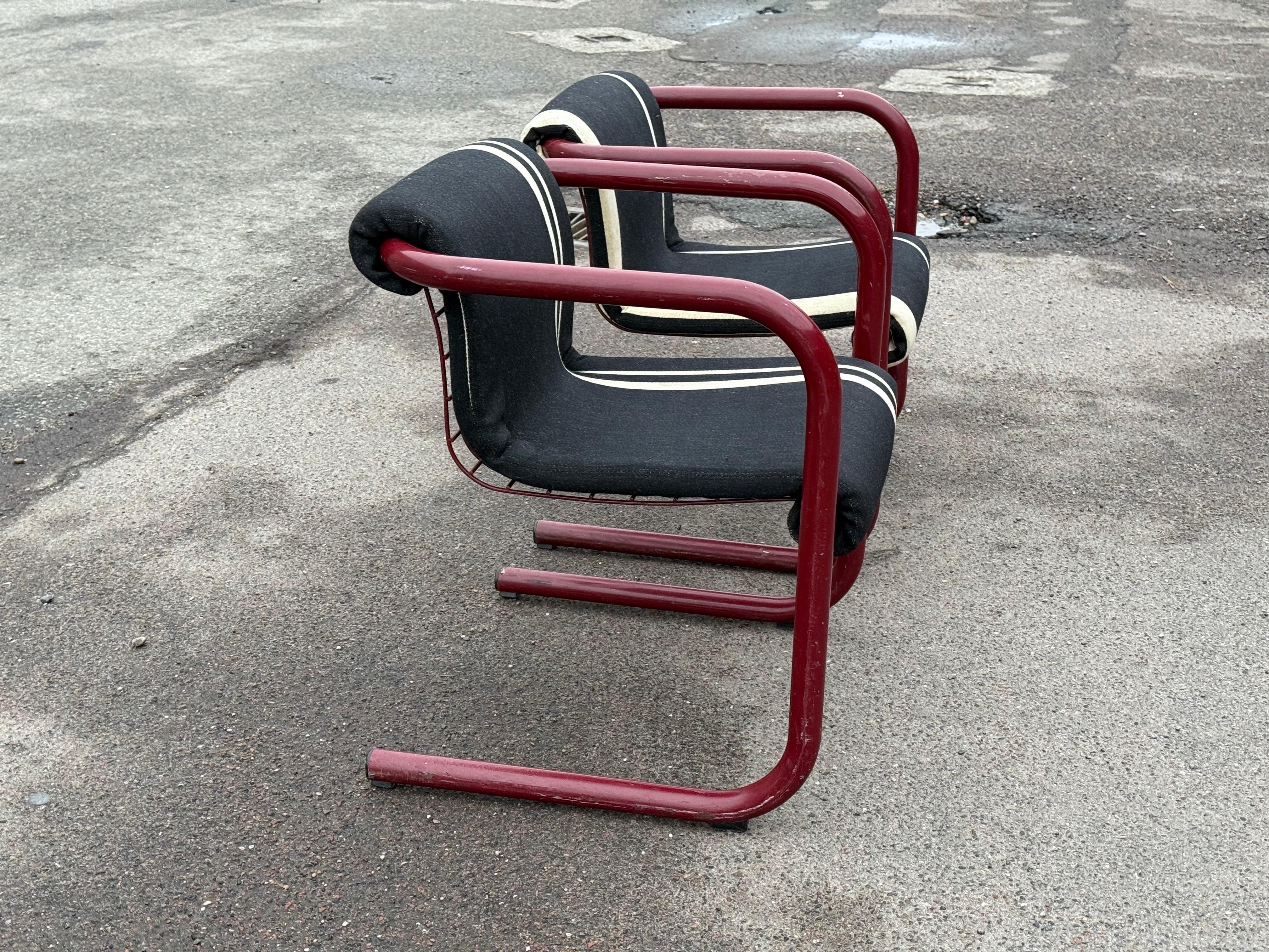 Llamativa pareja de sillones voladizos del modernismo danés de Friis & Moltke, años 70 Moderno de mediados de siglo en venta