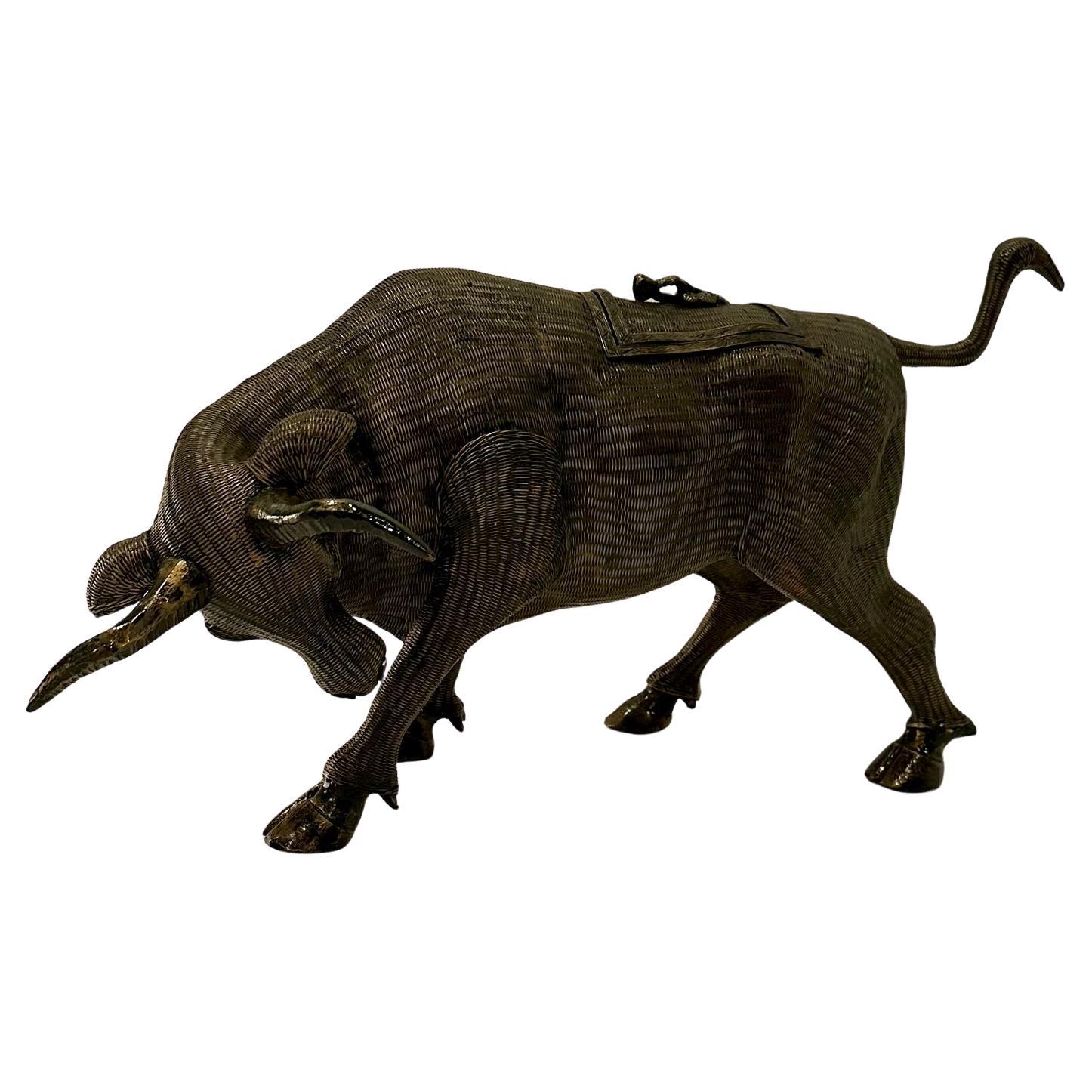 Una sorprendente scatola decorativa in rattan a forma di toro