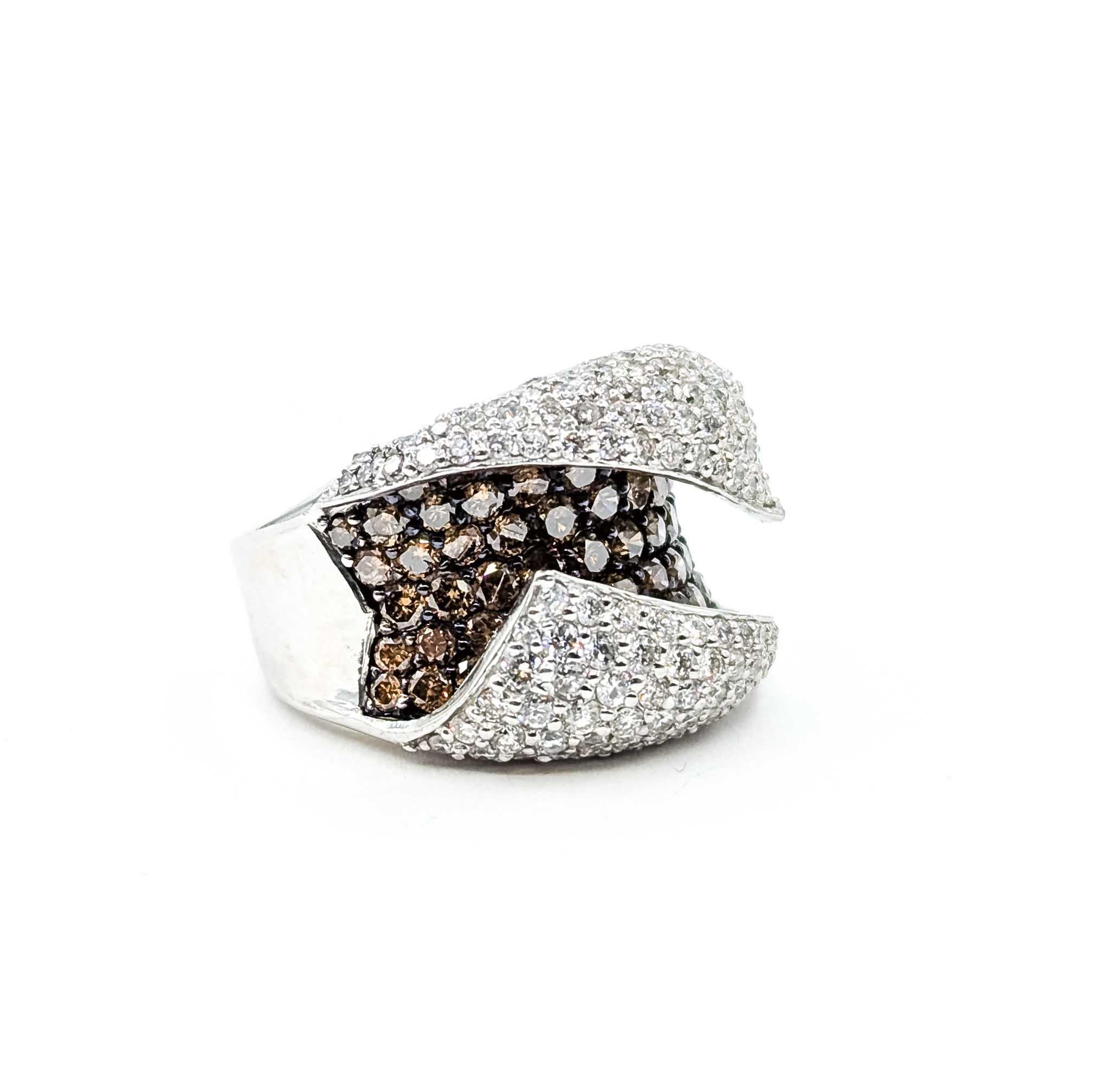 Cette bague mode audacieuse est fabriquée en or blanc 18 carats et présente un élégant motif de vagues, pavé de 2,00 carats de diamants ronds étincelants, pour un poids total de 2,00 carats. Les diamants vont de presque incolores à des tons bruns