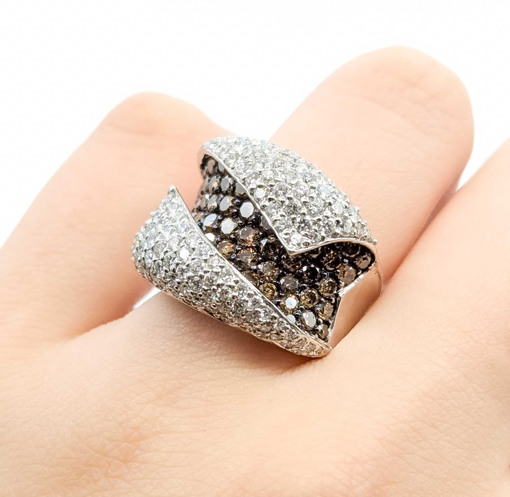 Taille ronde Whiting Diamond Wave Ring en or blanc 18k en vente