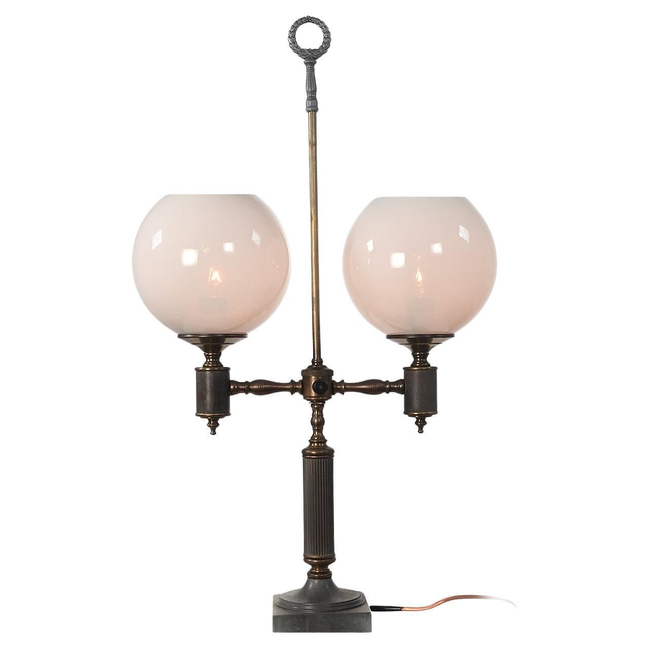 Lampada da scrivania a globo in vetro opalino doppia e sorprendente