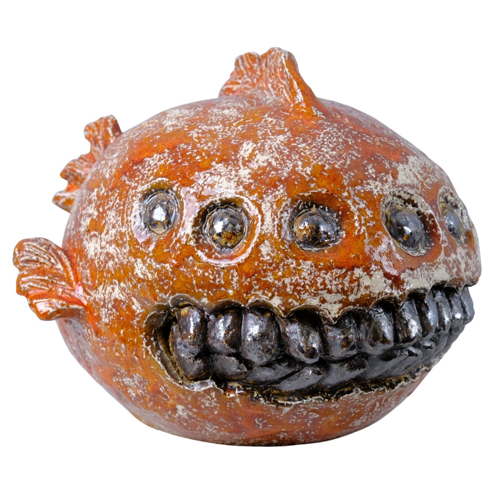 Sculpture en céramique à l
allure dystopique, Devin, de Sakari Kannosto 2022