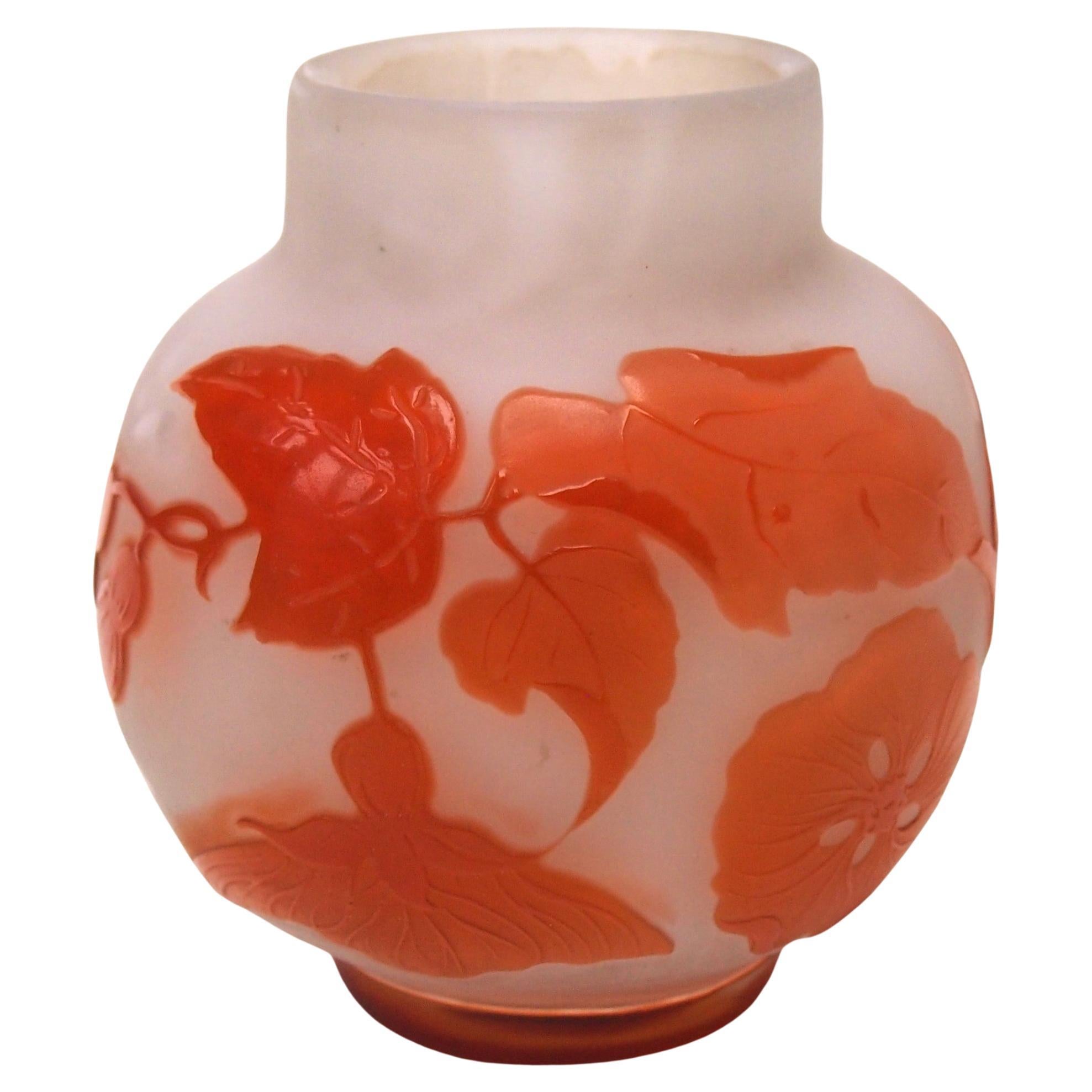 Llamativo jarrón de vidrio con camafeo botánico Emile Galle de principios del Art Nouveau francés -c1900