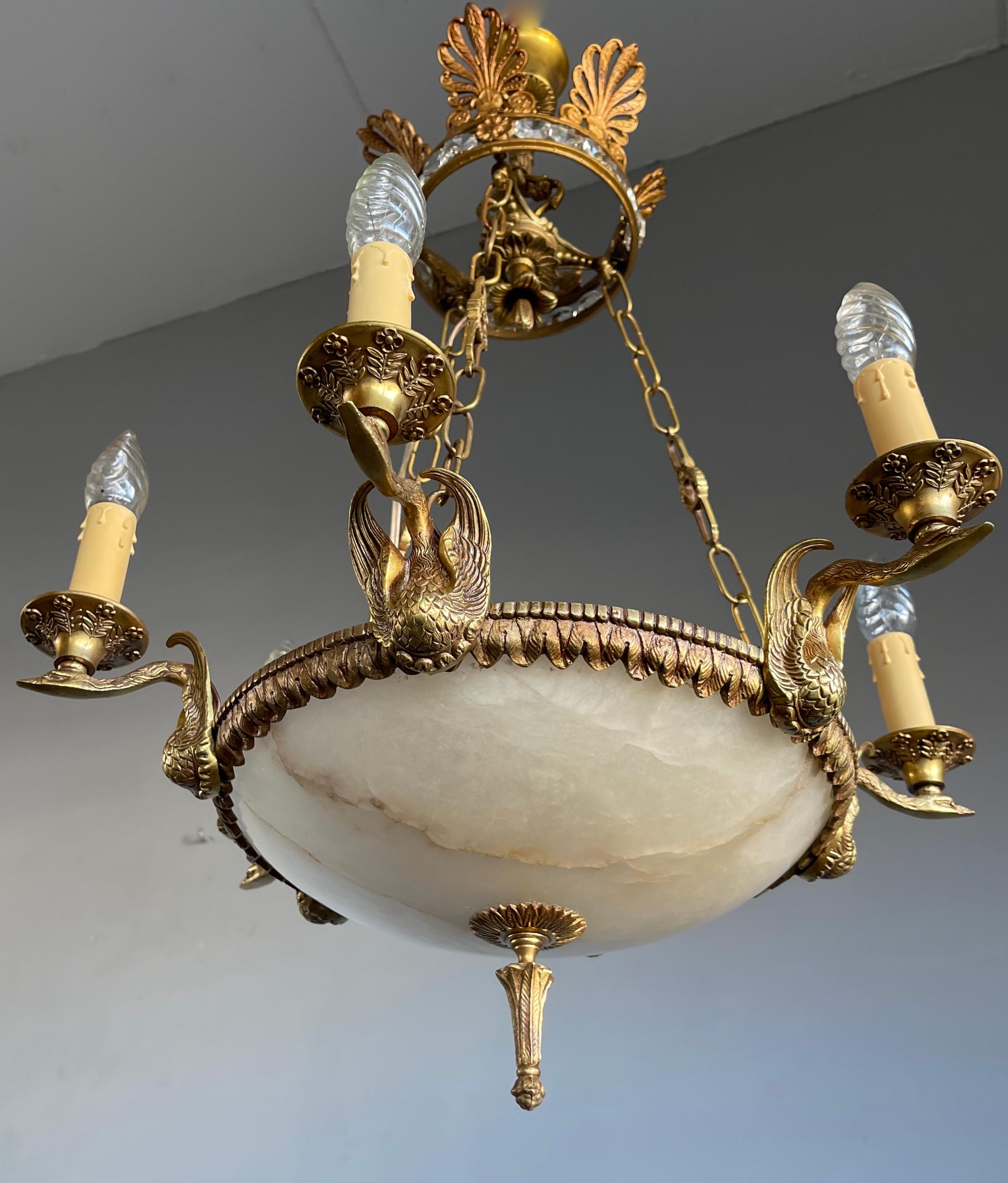 XX secolo Lampada a sospensione in stile impero in bronzo dorato, vetro di cristallo e pietra d'alabastro in vendita