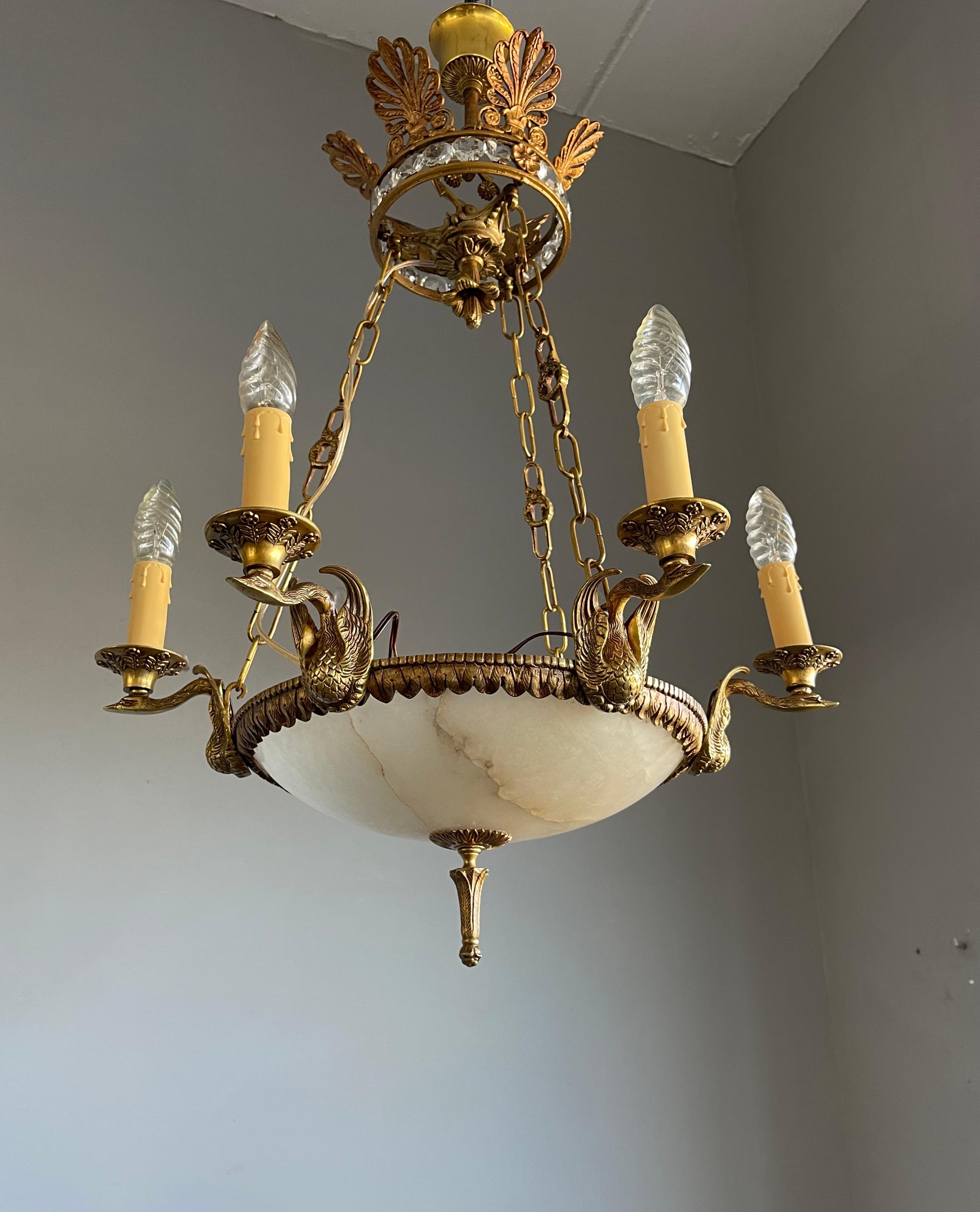 Ottone Lampada a sospensione in stile impero in bronzo dorato, vetro di cristallo e pietra d'alabastro in vendita