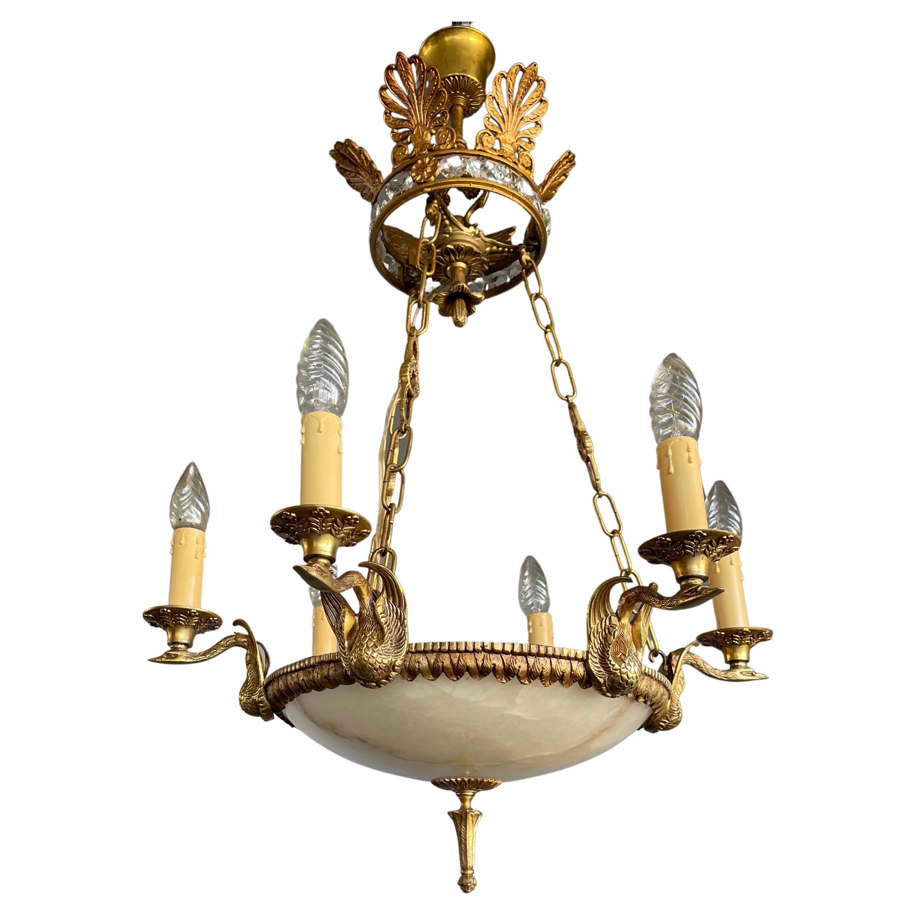 Remarquable lampe à suspension de style Empire en bronze doré, verre cristal et pierre d'albâtre