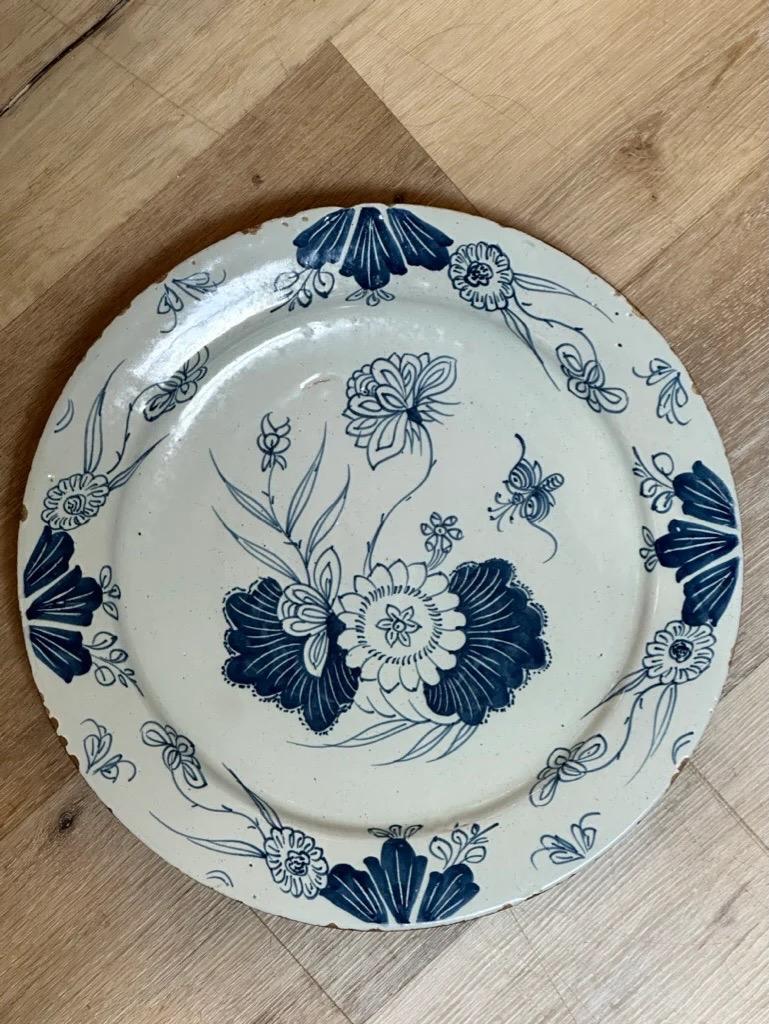 Striking English Blue and White Delft Charger In Good Condition For Sale In Charlottesville, VA
