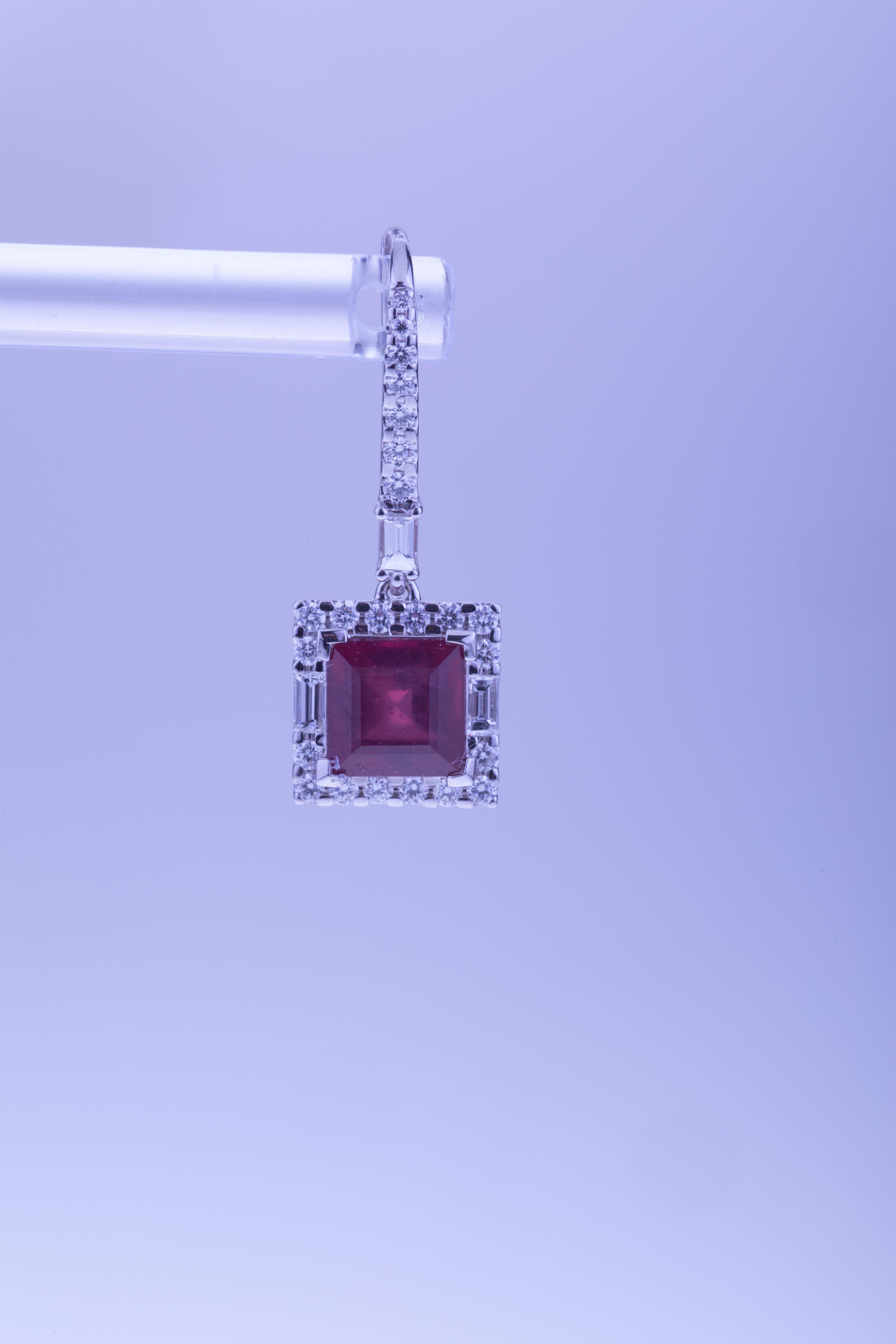 Auffällige facettierte, quadratische Rubin-Ohrringe mit königlicher Symmetrie aus Diamanten (Carréeschliff) im Angebot
