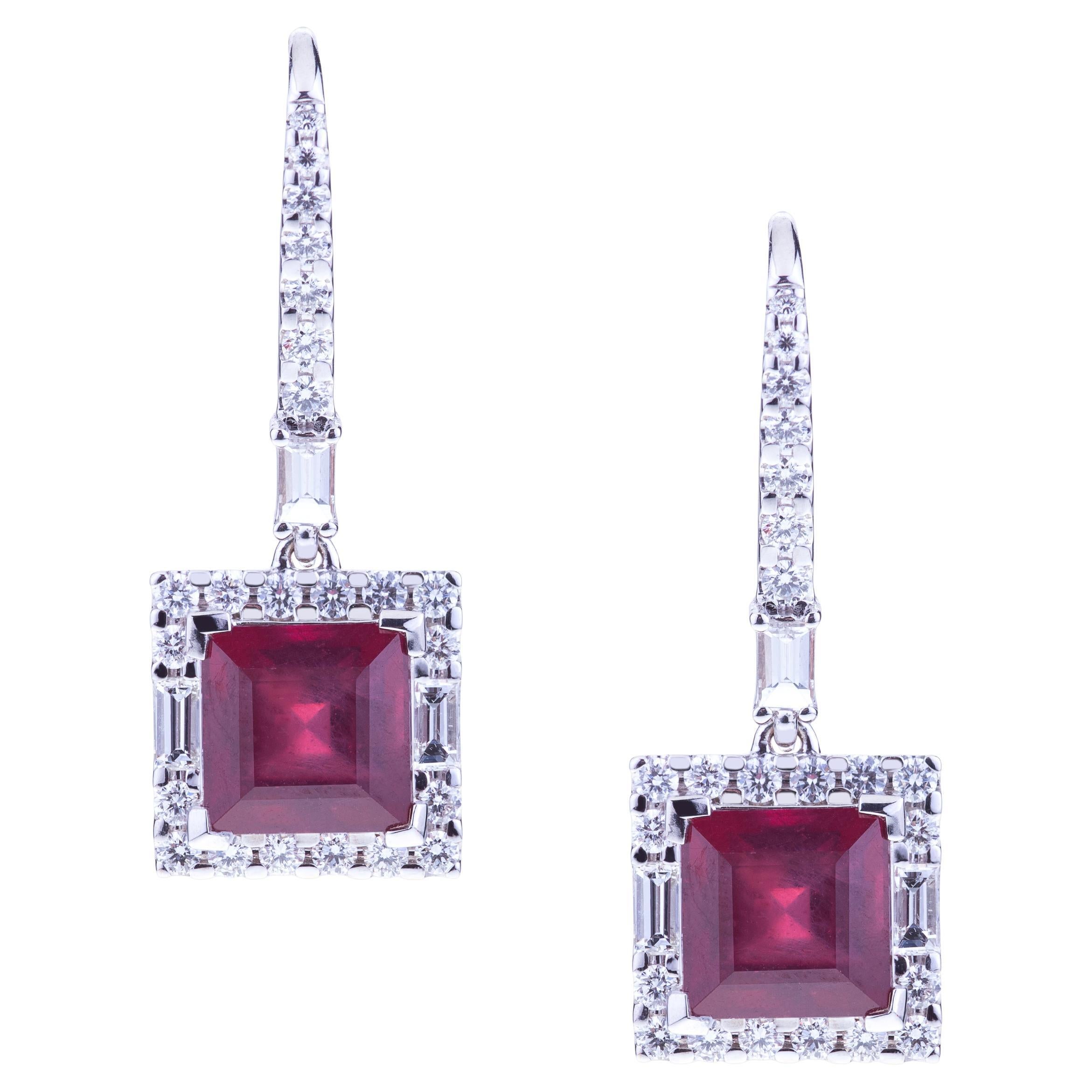 Llamativos Pendientes de Rubí Cuadrado Facetado con Engaste de Simetría Real de Diamantes en venta