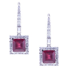 Boucles d'oreilles carrées en rubis à facettes et symétrie royale serties de diamants