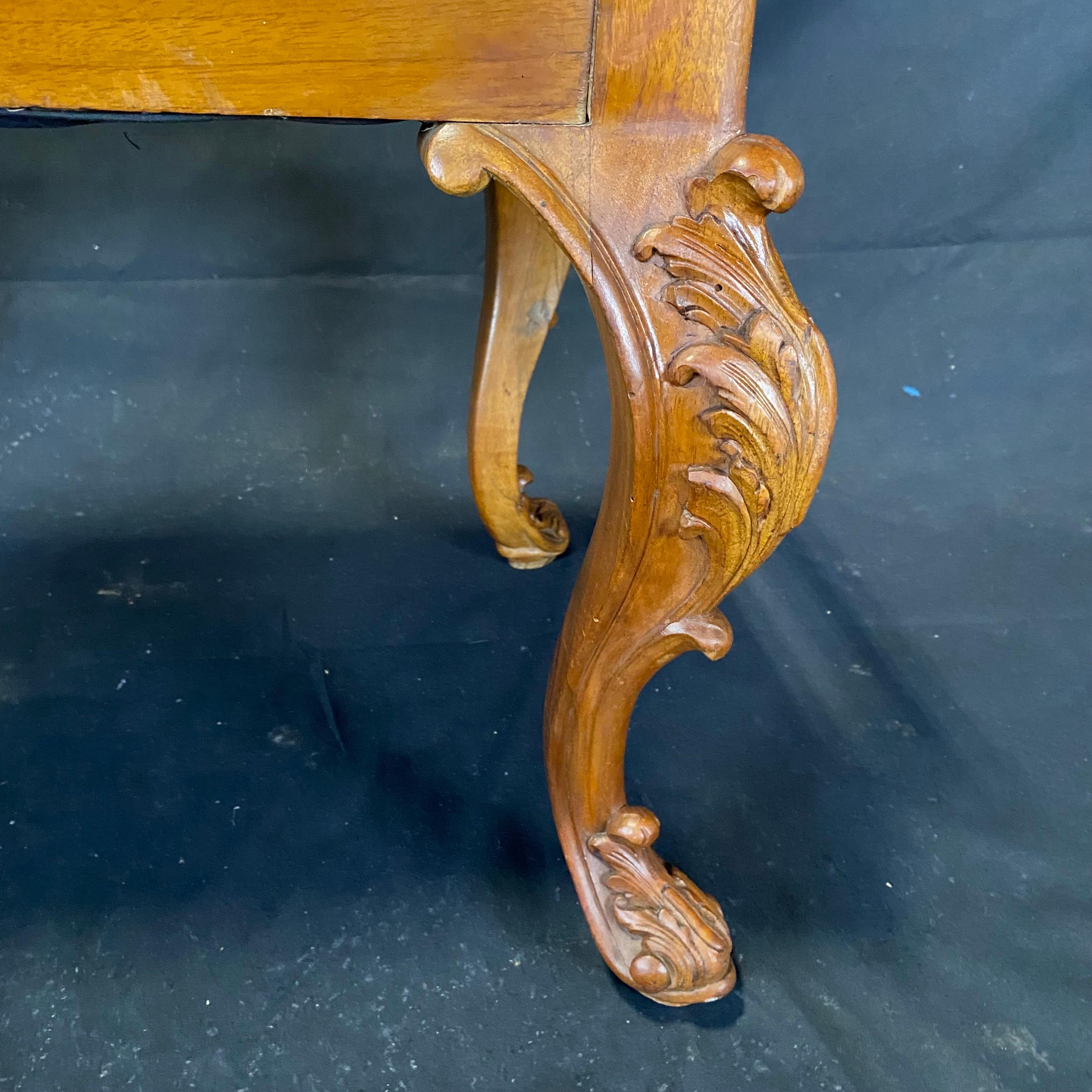  Auffälliges französisches Louis XV.-Sessel und Ottomane aus geschnitztem Nussbaumholz (Frühes 20. Jahrhundert) im Angebot