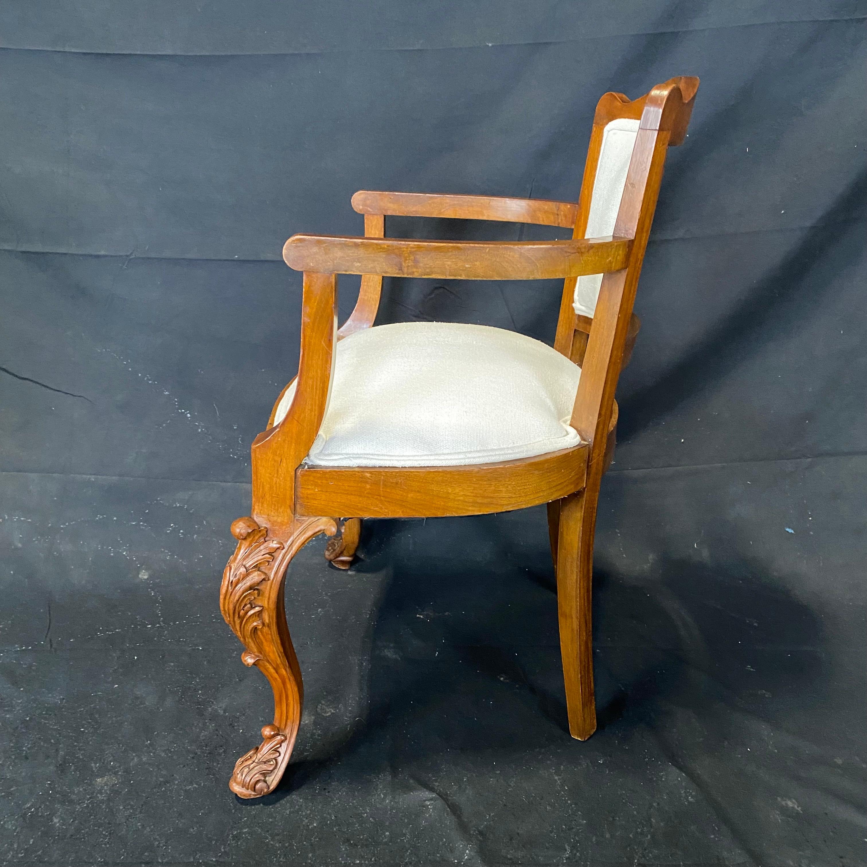  Remarquable ensemble français de chaise et repose-pieds Louis XV en noyer sculpté en vente 1