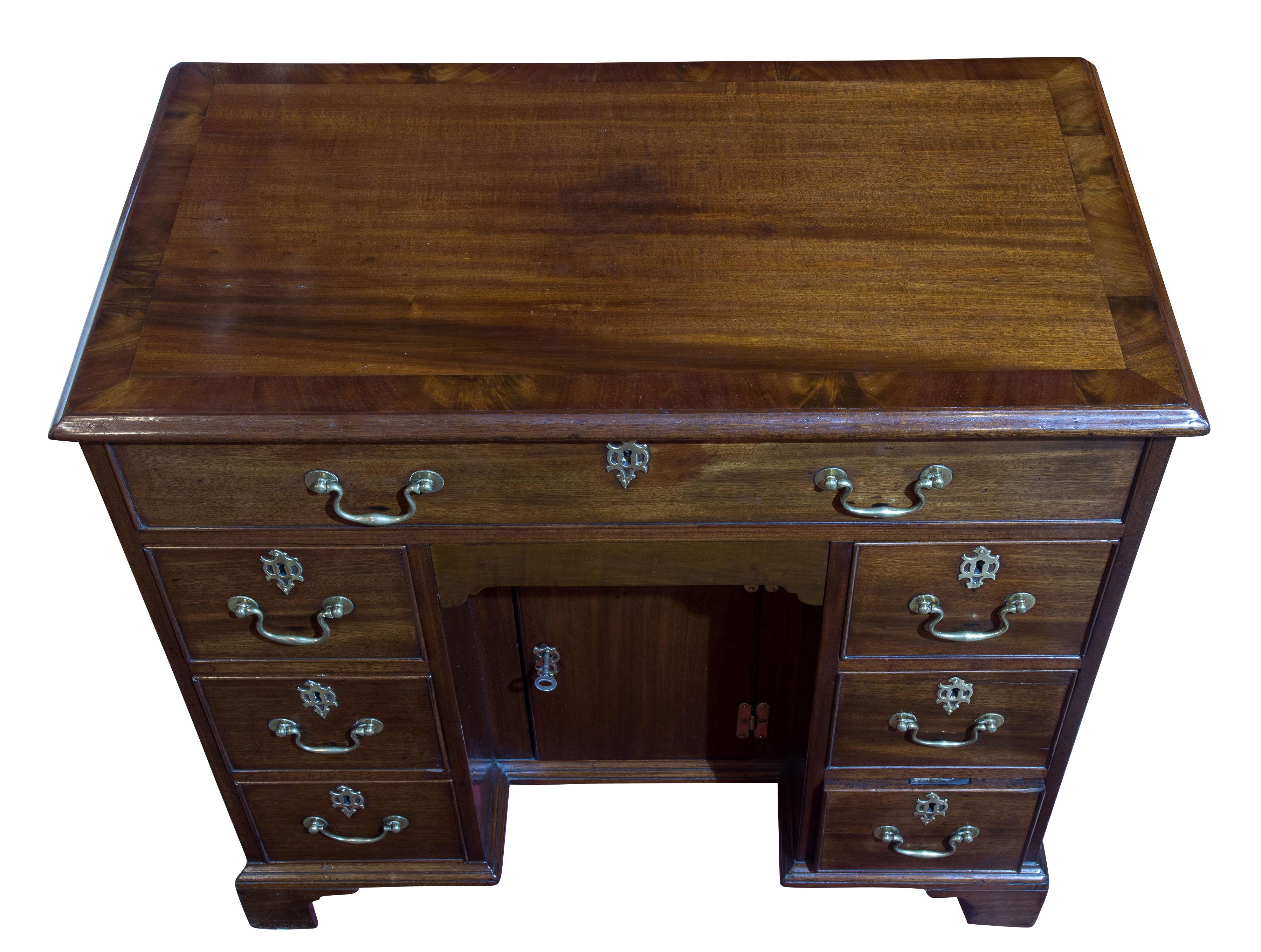 Striking George III Mahogany Kneehole Desk with Original Hardware In Good Condition For Sale In Salisbury, GB