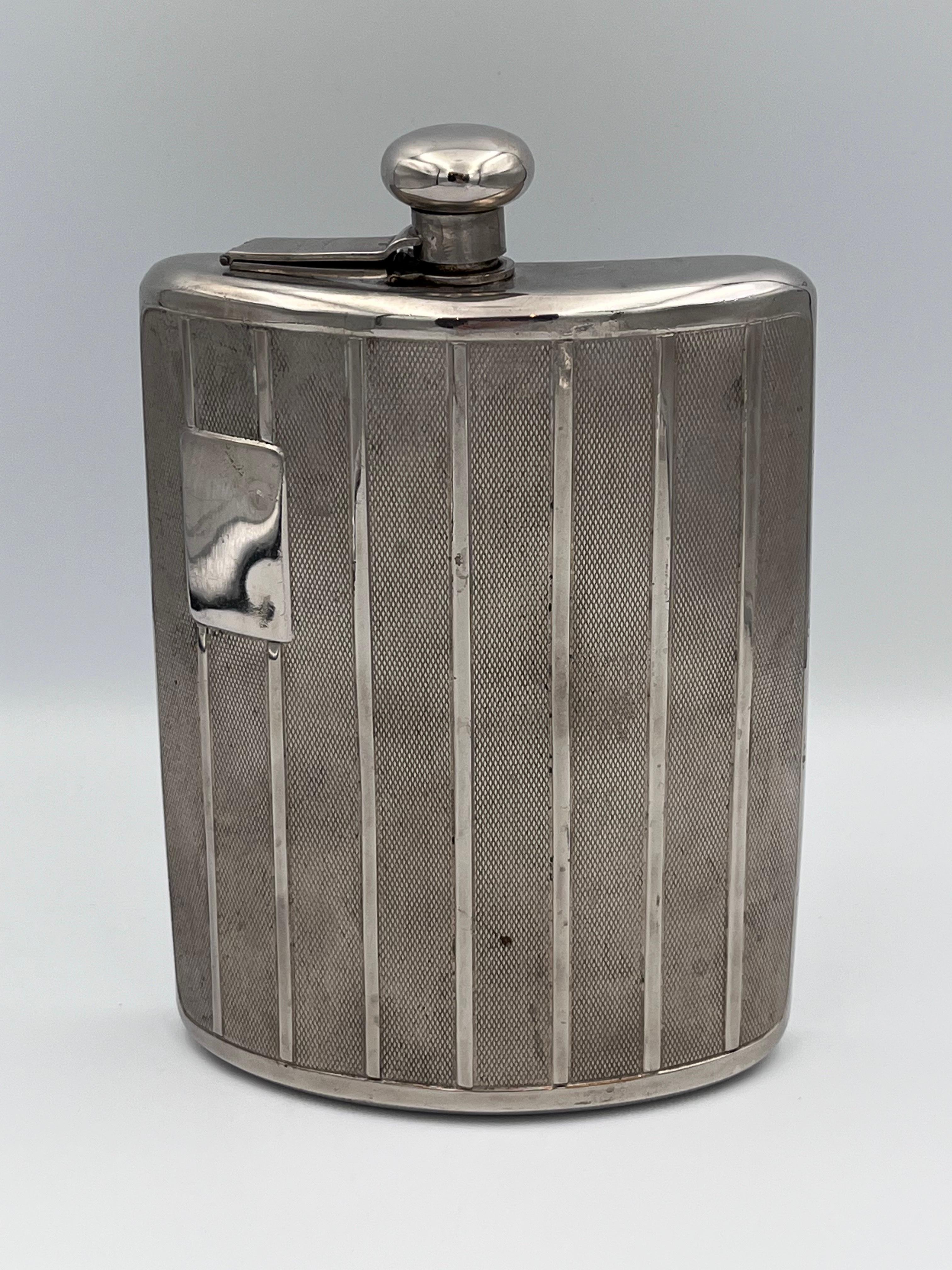 Auffallender deutscher Art Deco Flachmann mit strukturiertem Design, ca. 1920er Jahre

Dieser hübsche Art-Déco-Hüftkolben aus den 1920er Jahren ist ein schönes Beispiel für deutsches Design und Kunsthandwerk aus der Zwischenkriegszeit. Mit einer