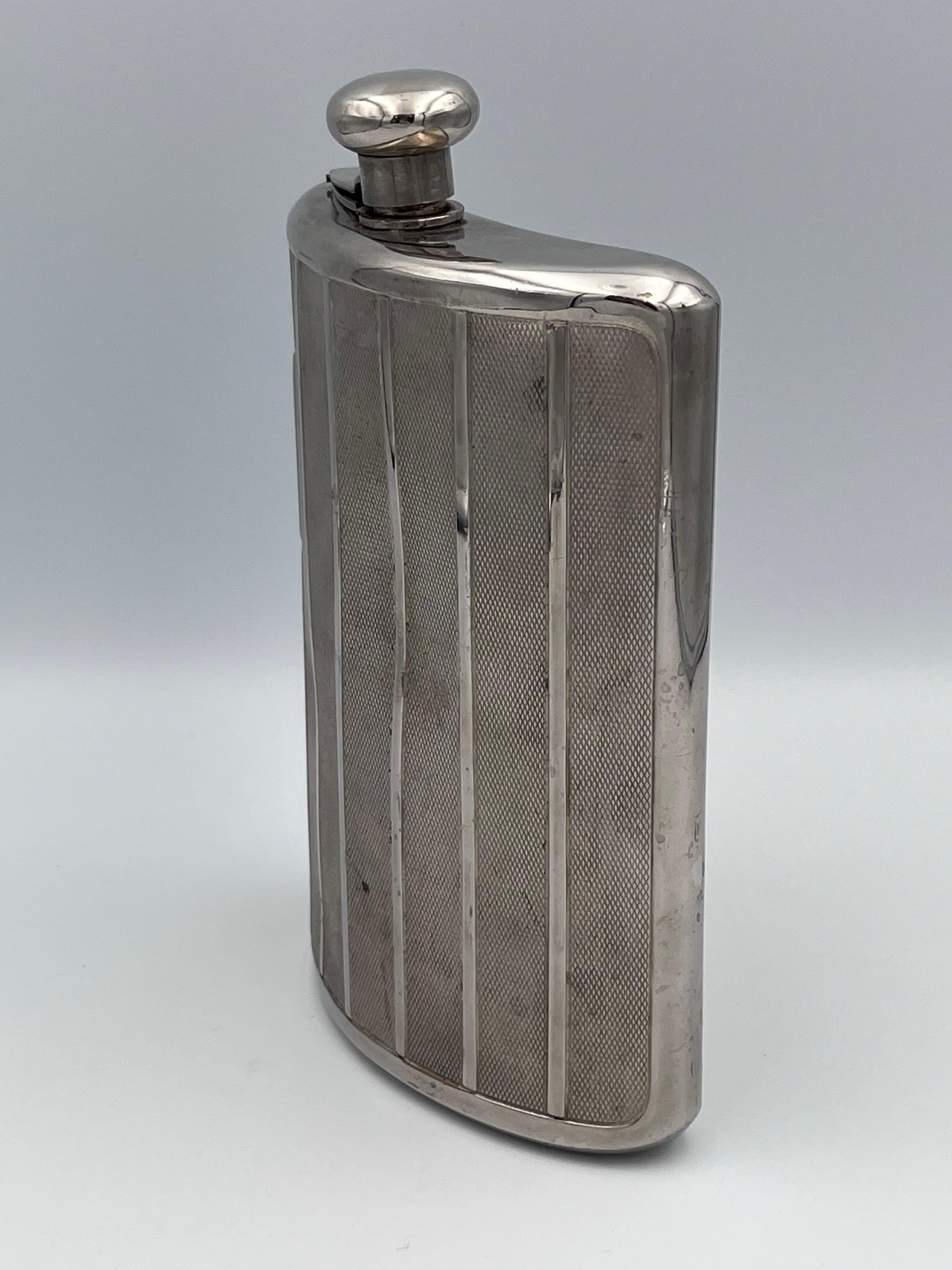 Auffälliger deutscher Art Deco Flachmann mit Kartusche und strukturiertem Design, ca. 1920er Jahre (Art déco) im Angebot