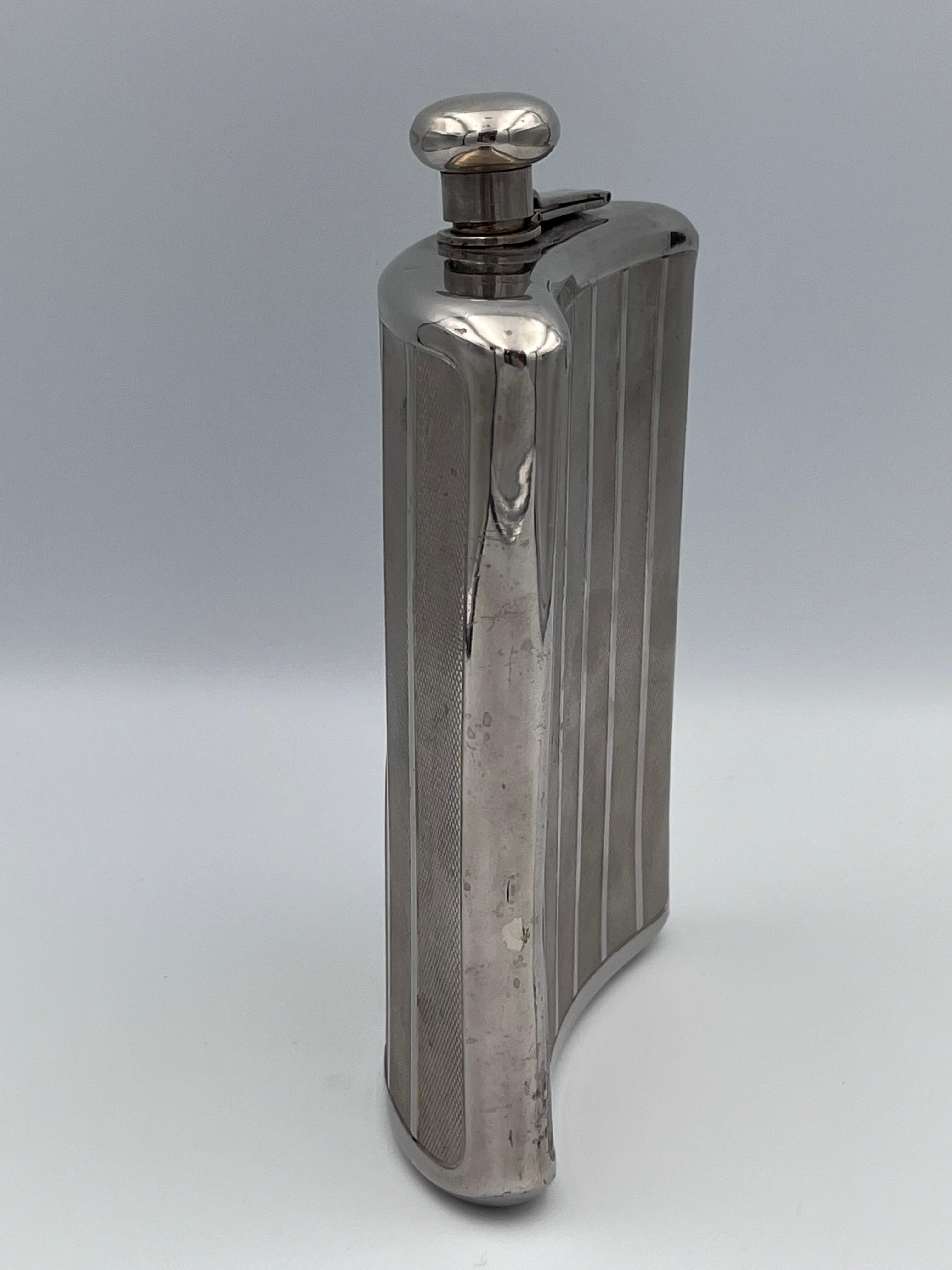 Auffälliger deutscher Art Deco Flachmann mit Kartusche und strukturiertem Design, ca. 1920er Jahre (Deutsch) im Angebot