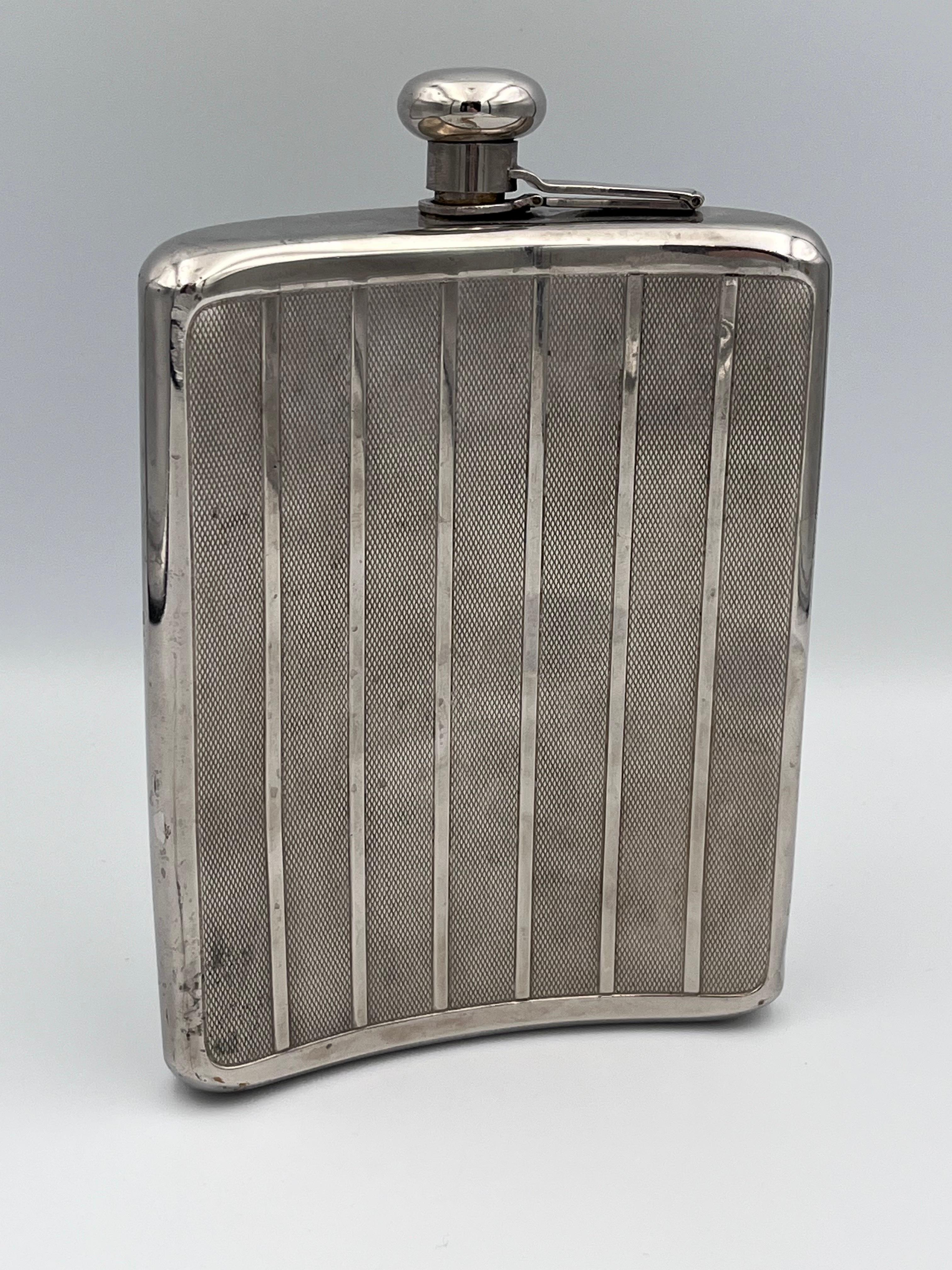 Auffälliger deutscher Art Deco Flachmann mit Kartusche und strukturiertem Design, ca. 1920er Jahre im Zustand „Gut“ im Angebot in Red Lion, PA