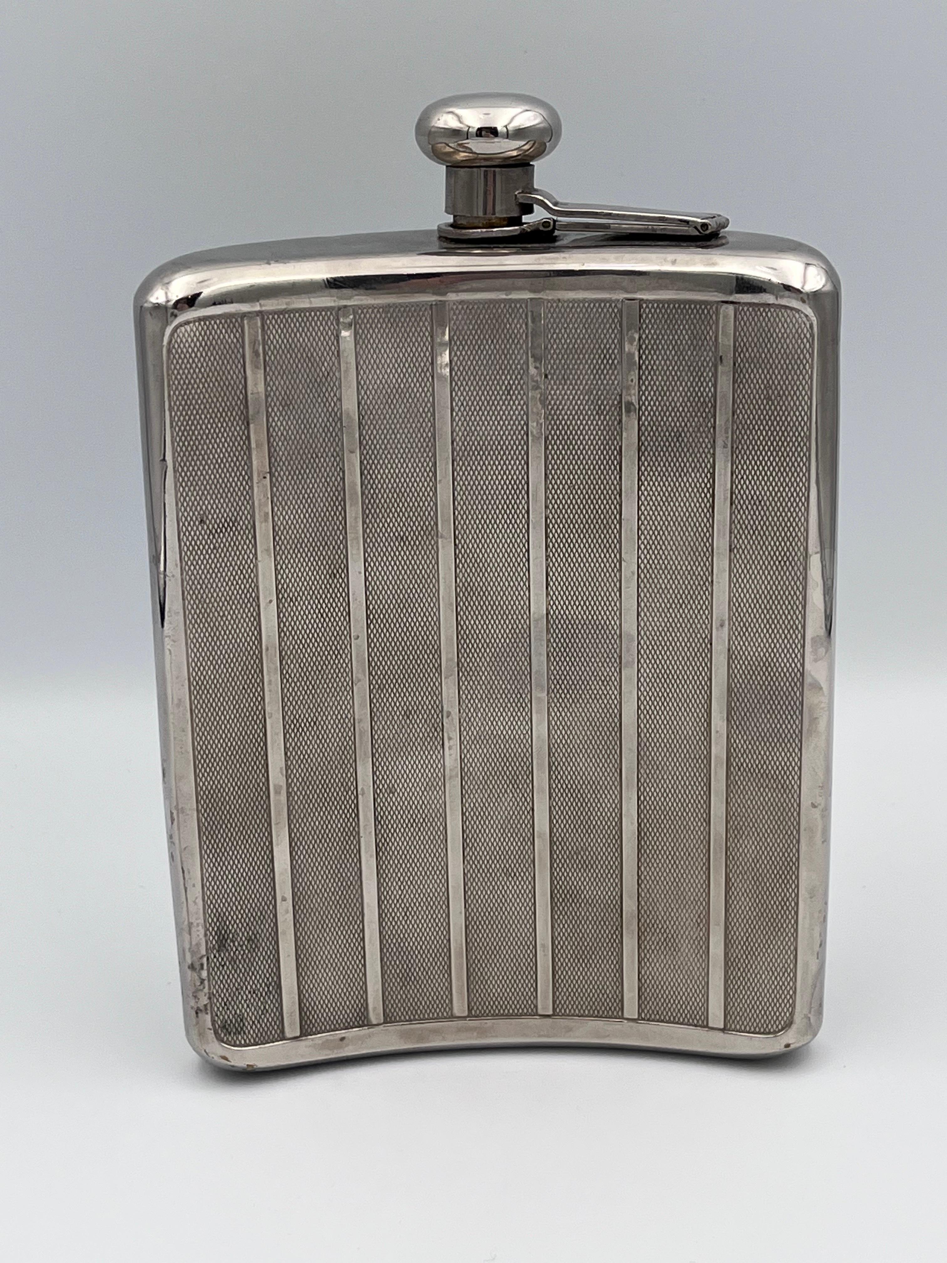 Auffälliger deutscher Art Deco Flachmann mit Kartusche und strukturiertem Design, ca. 1920er Jahre (Frühes 20. Jahrhundert) im Angebot