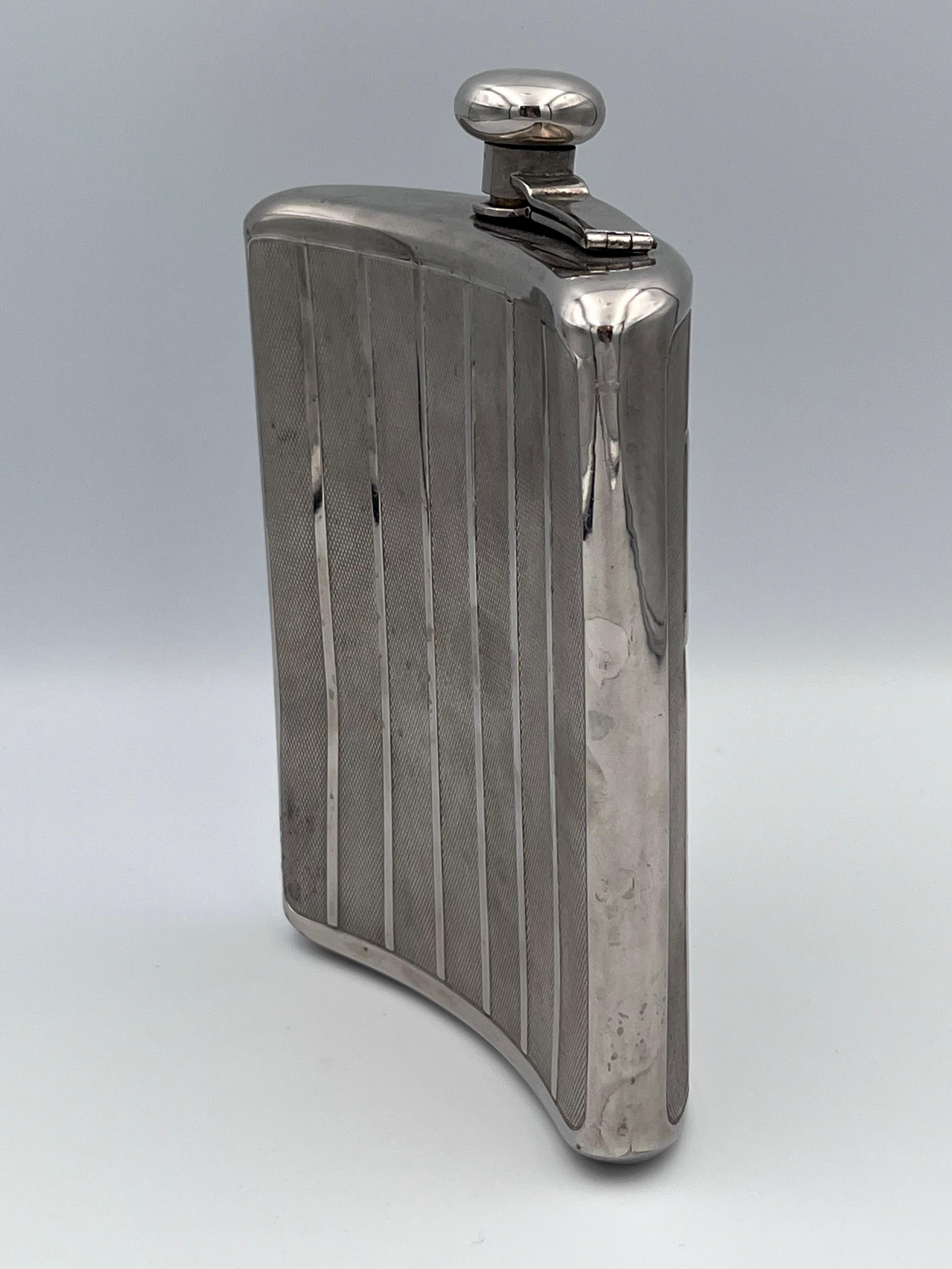 Auffälliger deutscher Art Deco Flachmann mit Kartusche und strukturiertem Design, ca. 1920er Jahre (Metall) im Angebot