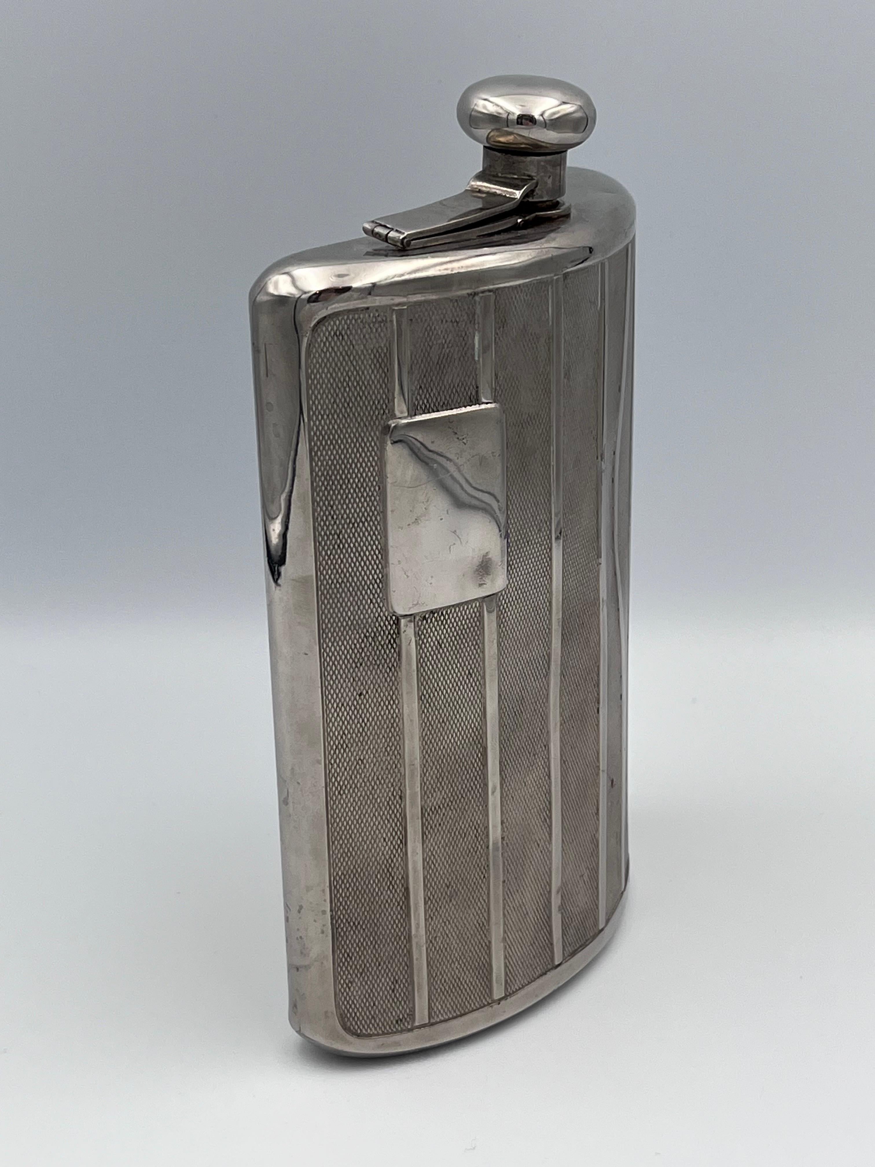 Auffälliger deutscher Art Deco Flachmann mit Kartusche und strukturiertem Design, ca. 1920er Jahre im Angebot 1