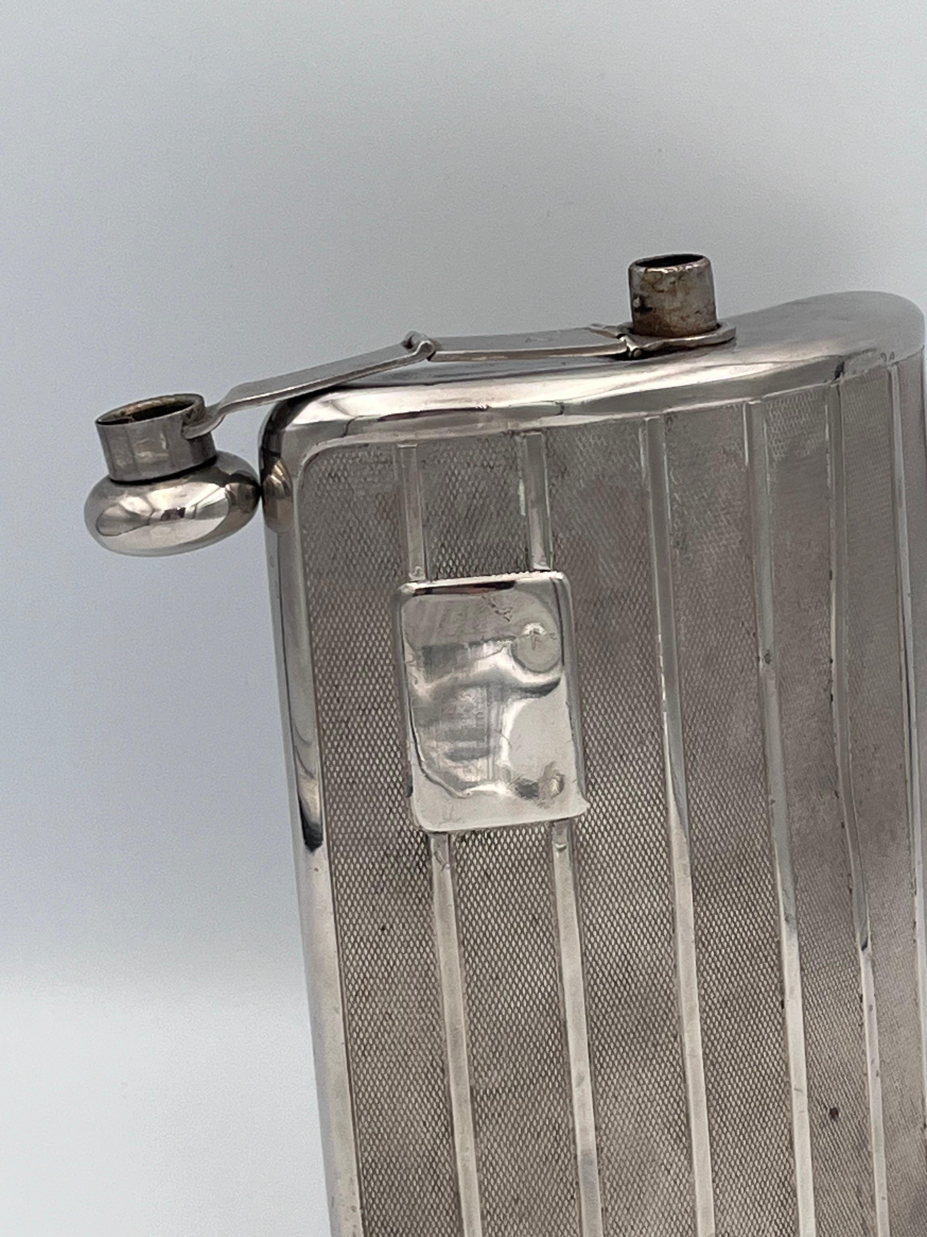 Auffälliger deutscher Art Deco Flachmann mit Kartusche und strukturiertem Design, ca. 1920er Jahre im Angebot 2
