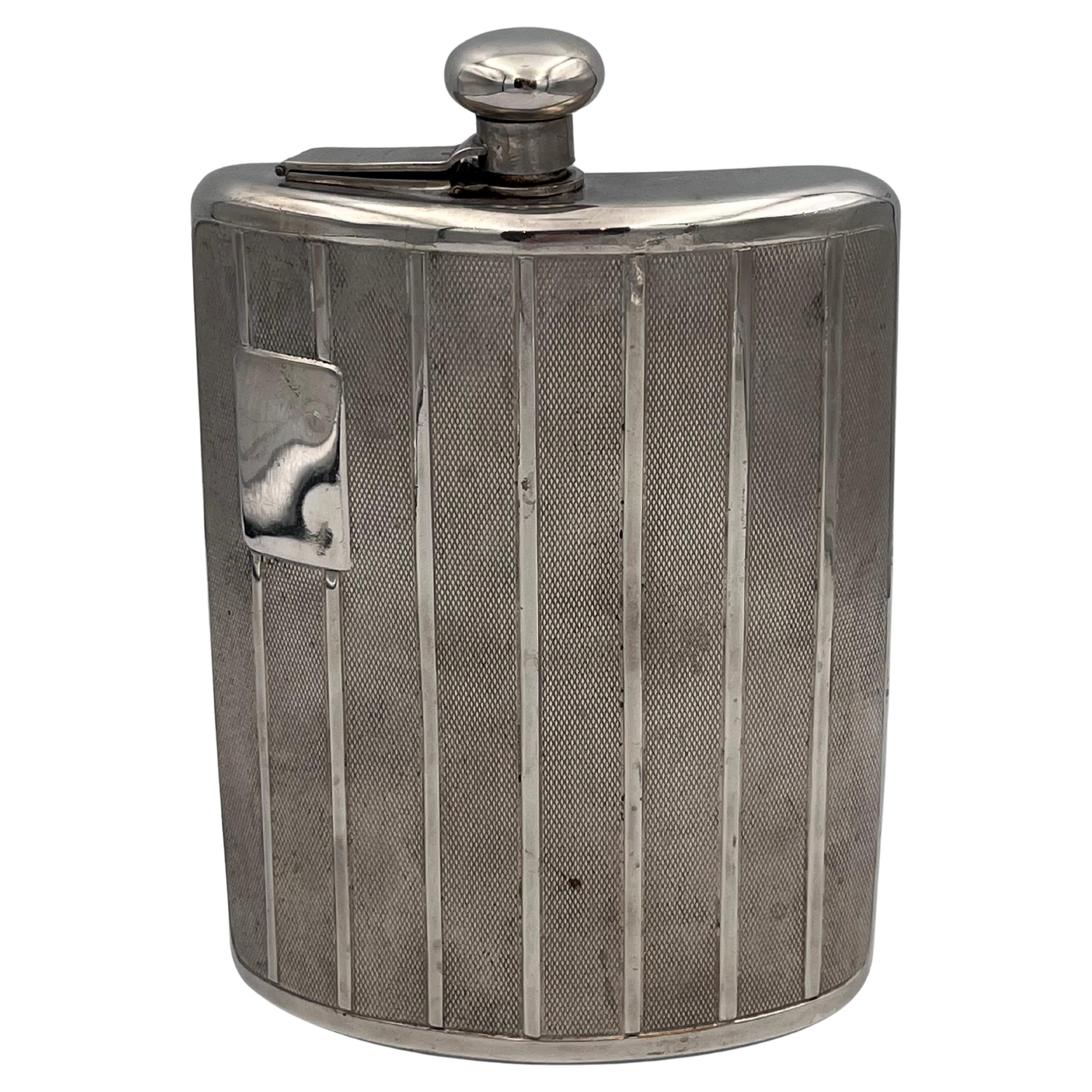 Auffälliger deutscher Art Deco Flachmann mit Kartusche und strukturiertem Design, ca. 1920er Jahre im Angebot