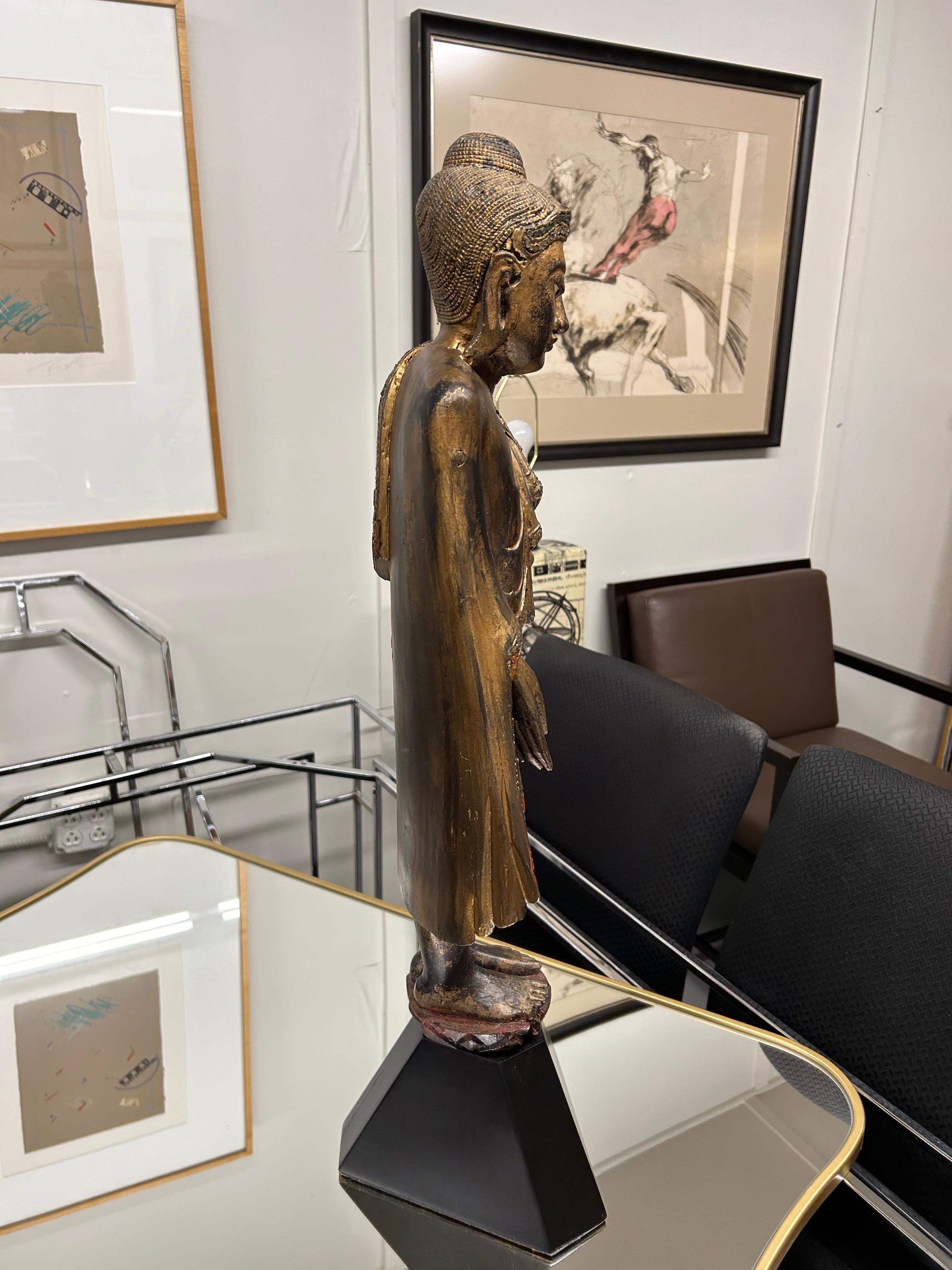 Remarquable sculpture de Bouddha thaïlandais debout, dorée en vente 4