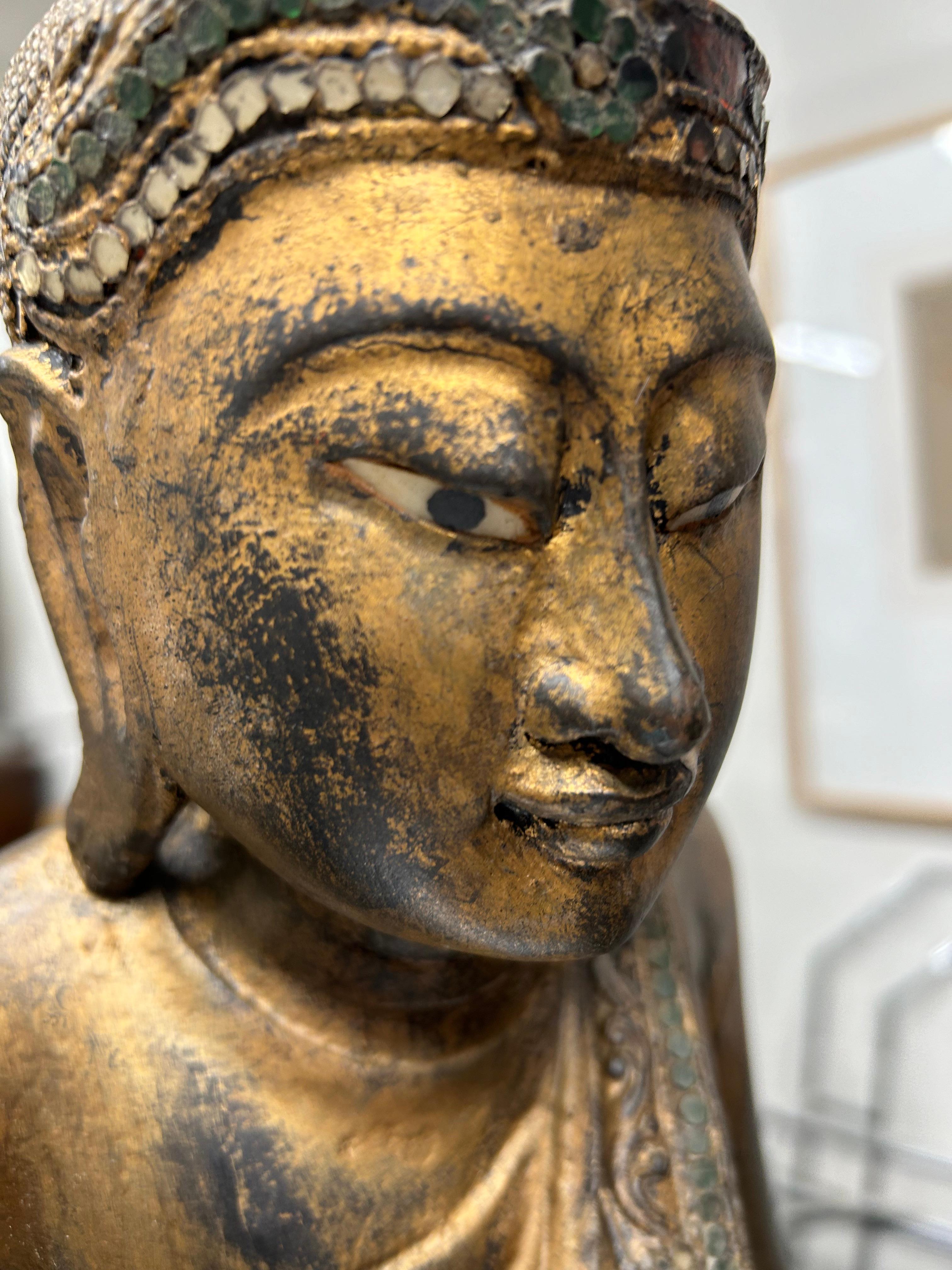 Remarquable sculpture de Bouddha thaïlandais debout, dorée en vente 6