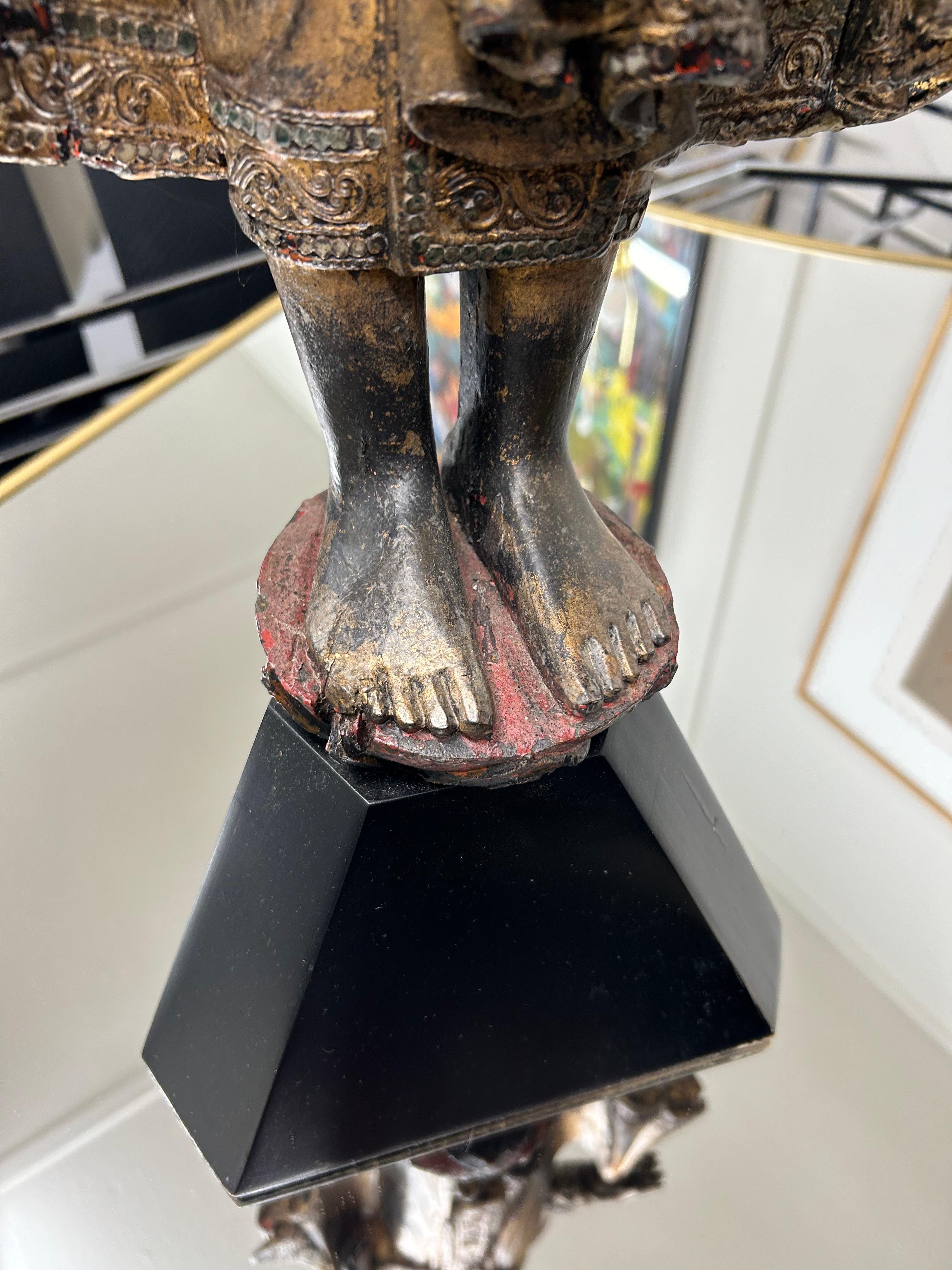 Remarquable sculpture de Bouddha thaïlandais debout, dorée en vente 7