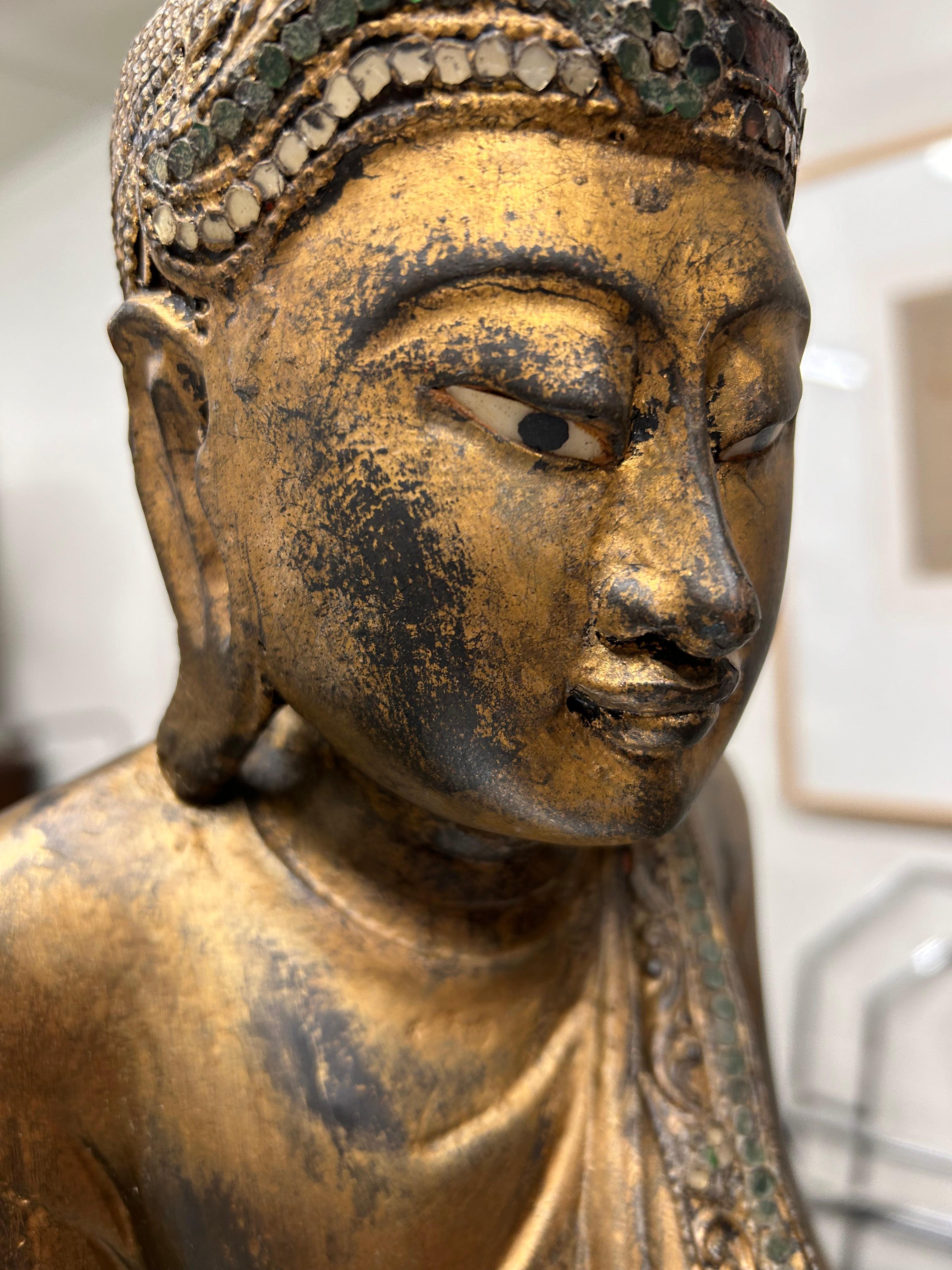 Thaïlandais Remarquable sculpture de Bouddha thaïlandais debout, dorée en vente