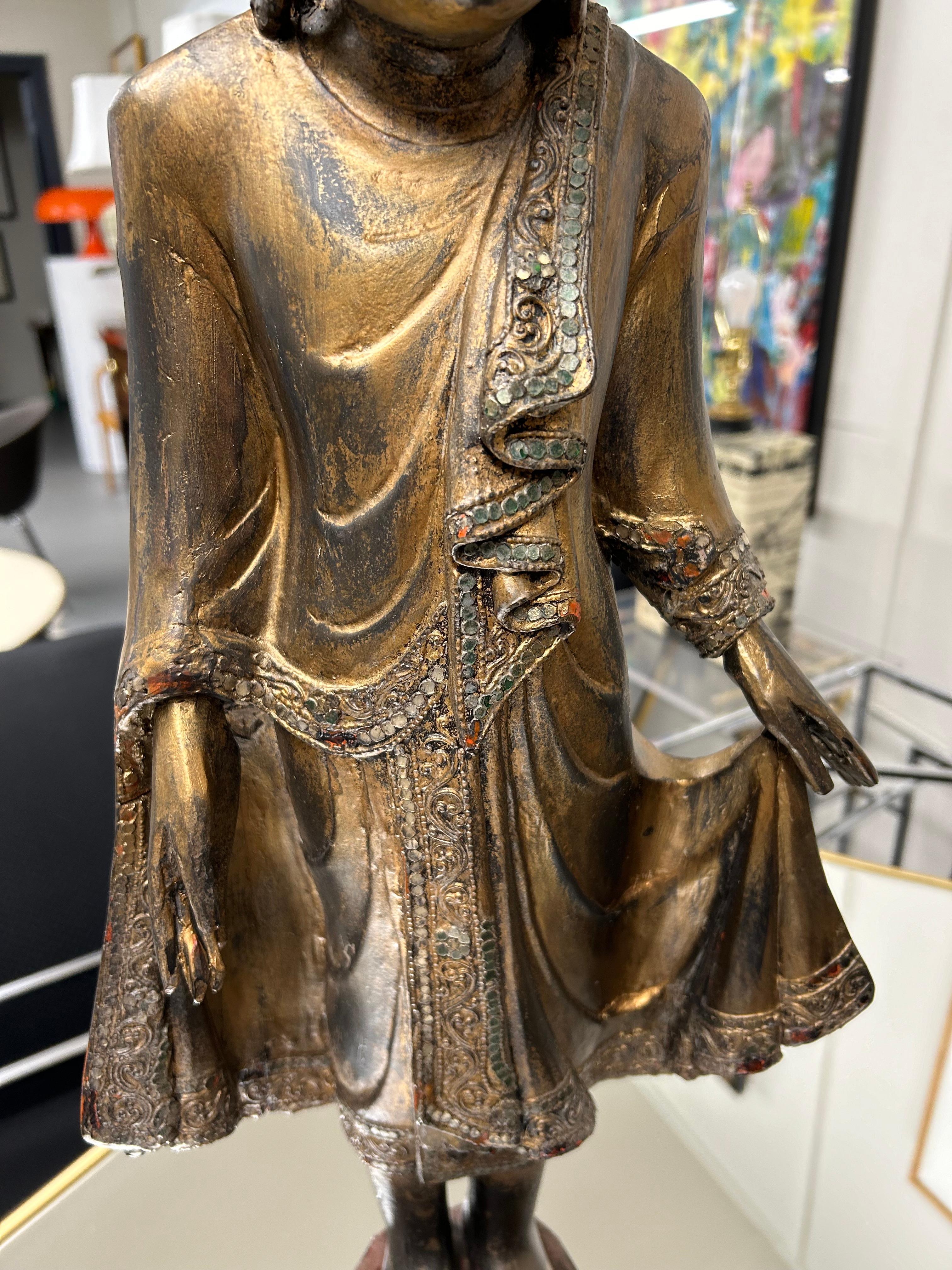 Remarquable sculpture de Bouddha thaïlandais debout, dorée Bon état - En vente à Hopewell, NJ