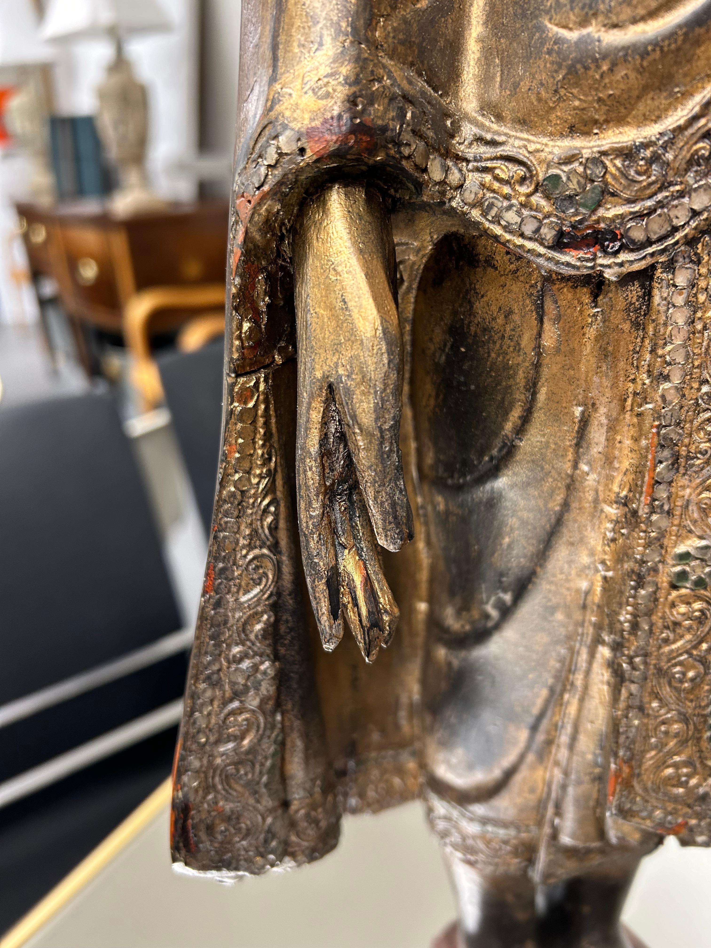 Milieu du XXe siècle Remarquable sculpture de Bouddha thaïlandais debout, dorée en vente
