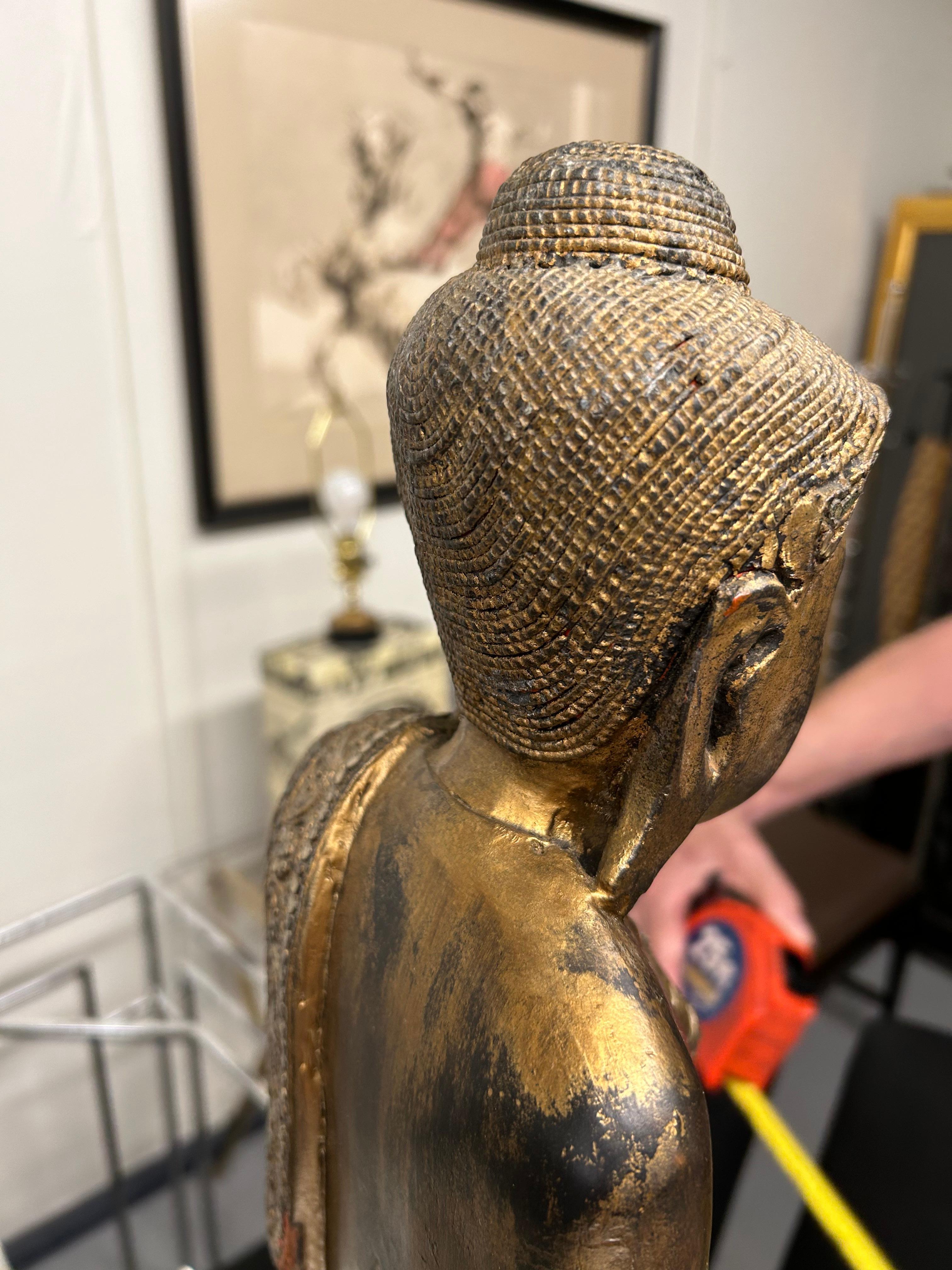 Bois Remarquable sculpture de Bouddha thaïlandais debout, dorée en vente