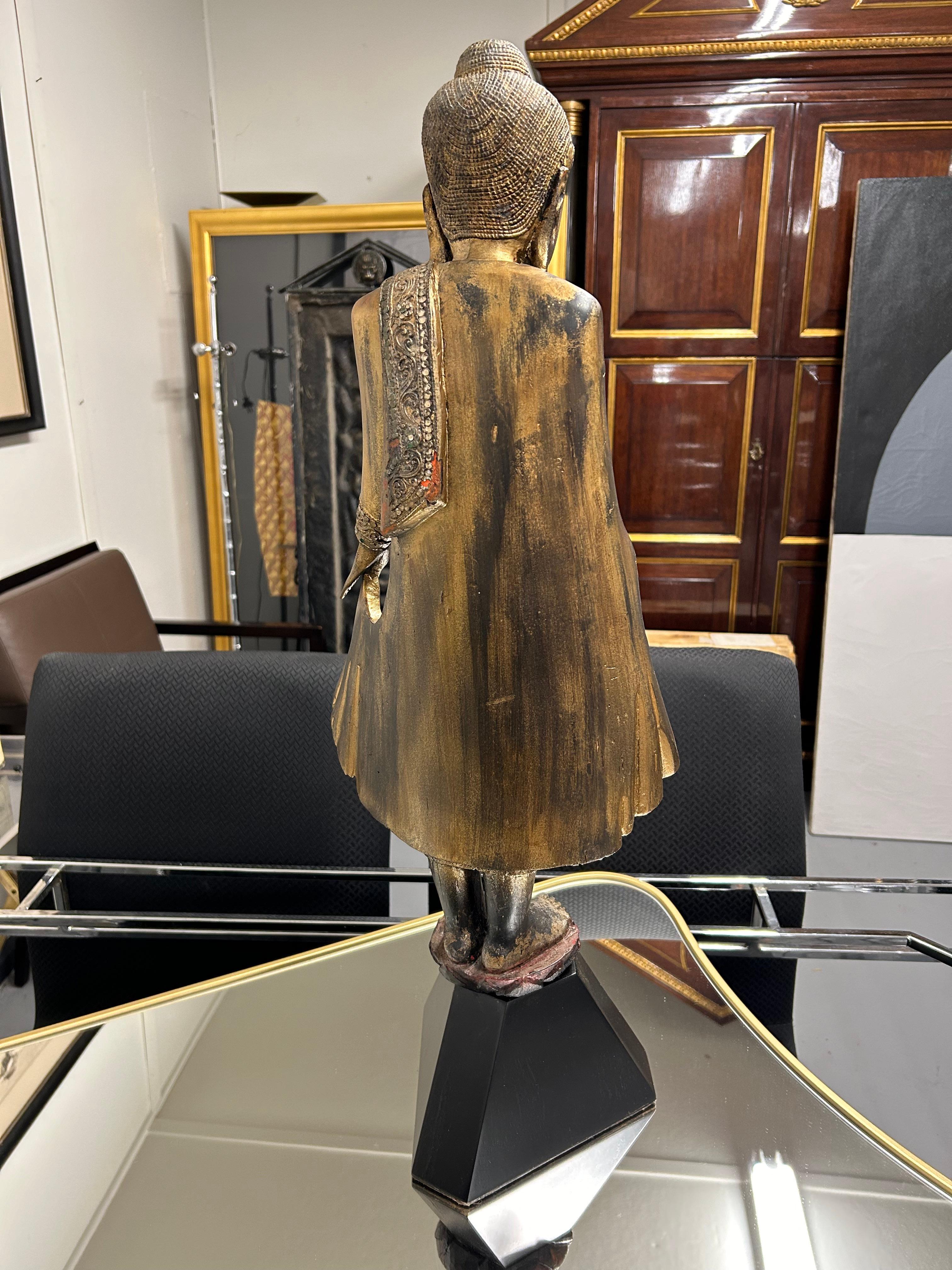 Remarquable sculpture de Bouddha thaïlandais debout, dorée en vente 2