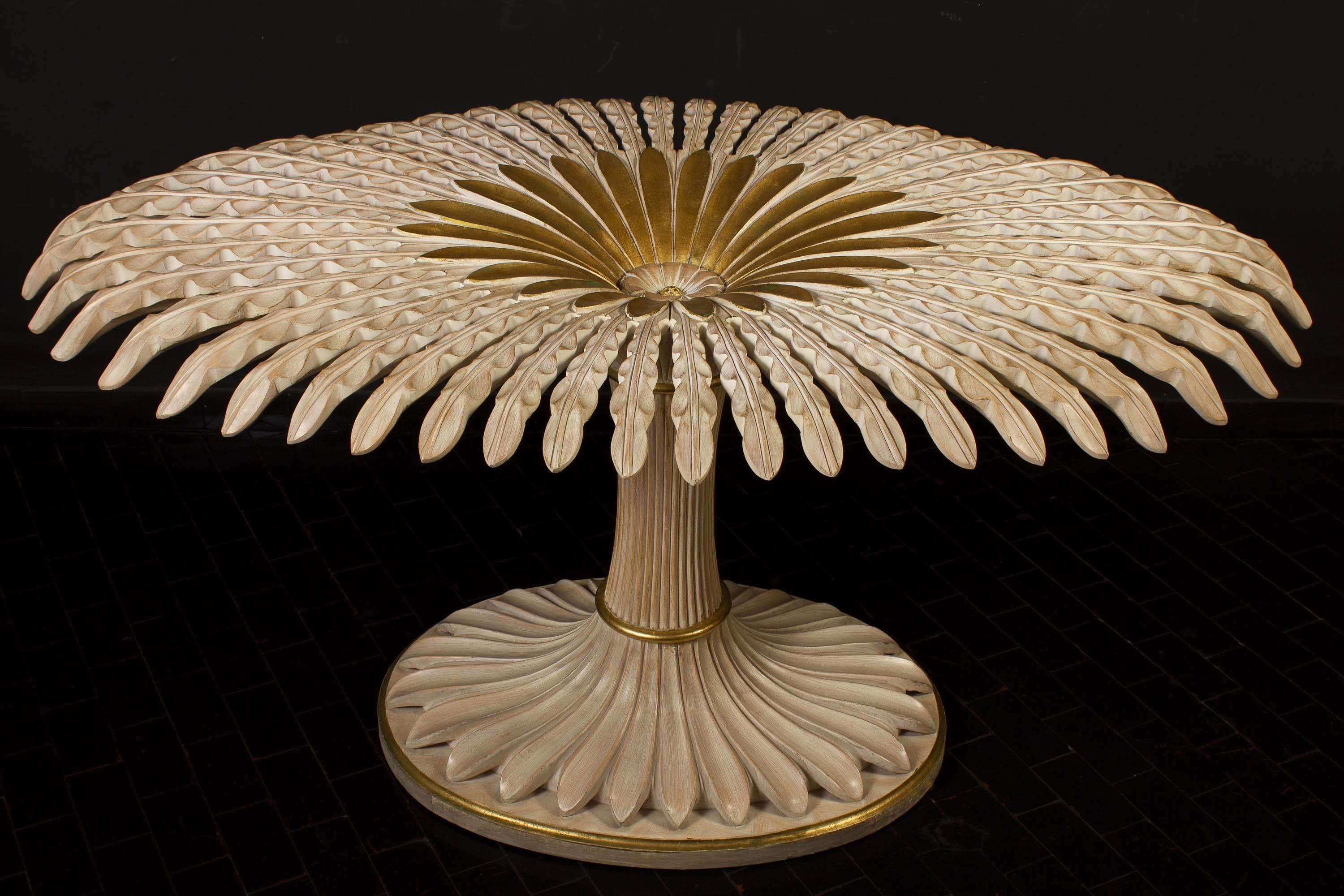 Spettacolare tavolo da pranzo o da centro in legno dorato laccato avorio di design italiano finemente intagliato con piano in cristallo di forma ovale.
Grande tavolo decorativo scenografico di provenienza caprese.
 