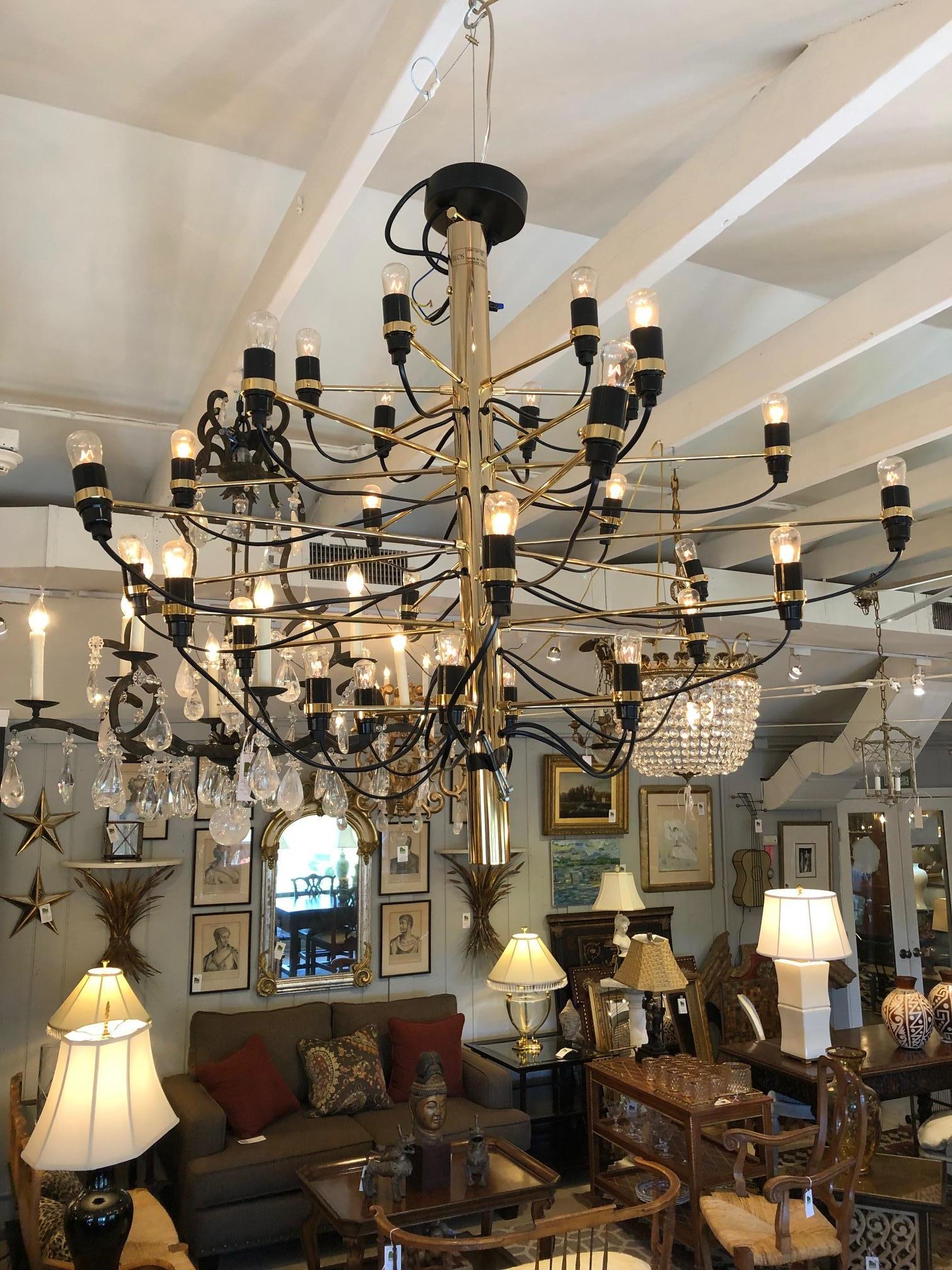 Striking Gino Sarfatti Multi Tiered Mid Century Modern Chandelier In Good Condition For Sale In Hopewell, NJ