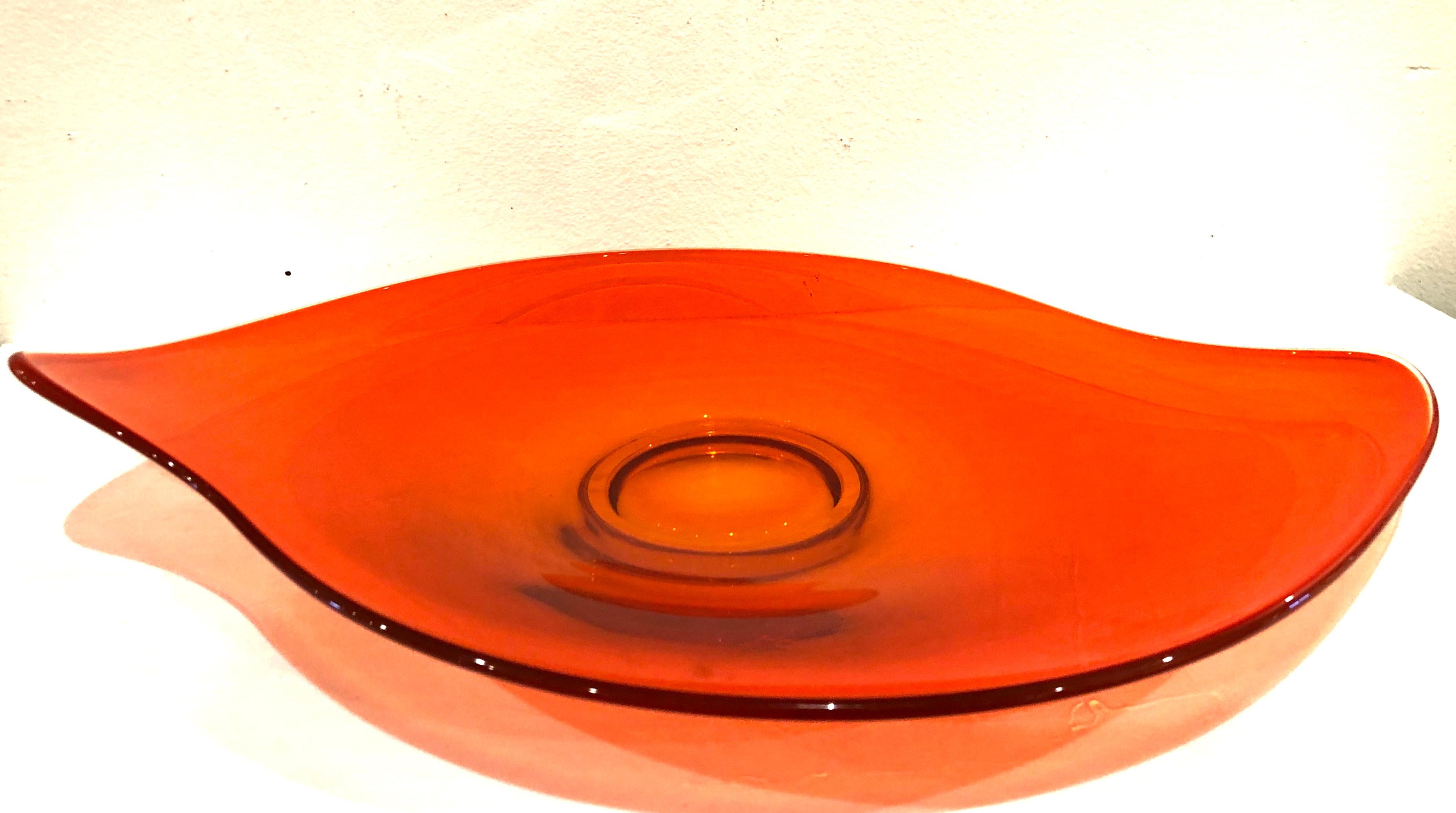 Beautiful decorative plate S-shaped with raised edge, circa 1970s great condition no chips or cracks, beautiful colors.