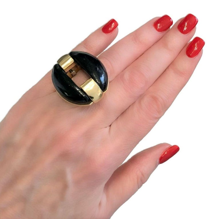 Striking Gold and Onyx Statement Ring For Sale at 1stDibs
