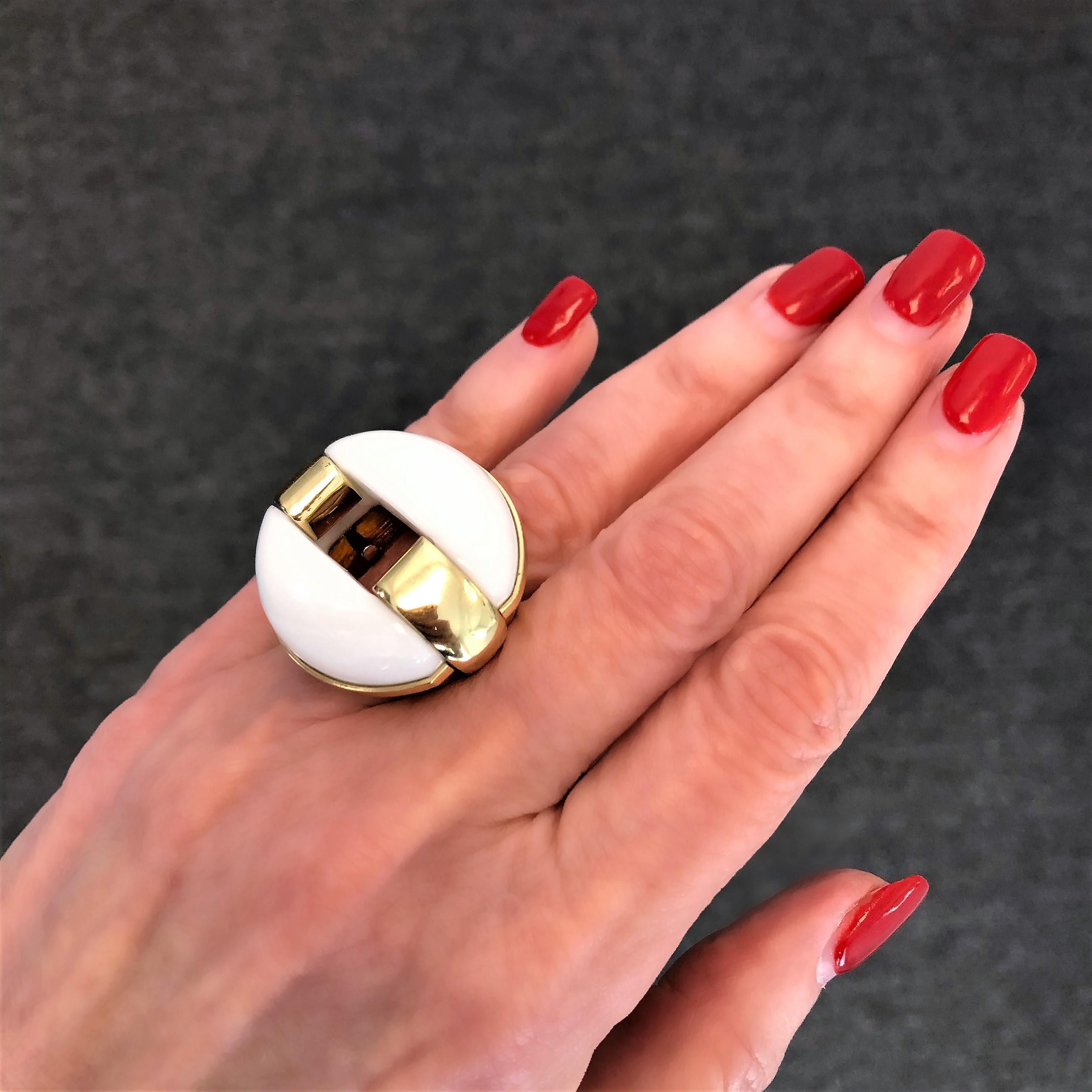 Striking Gold and White Agate Statement Ring For Sale 4