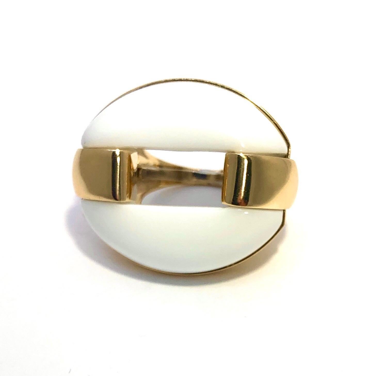 Dieser auffällige und eindrucksvolle Ring ist aus 18 Karat Gelbgold gefertigt, auf dem ein ovaler weißer Achat sitzt,  mit den Maßen 1 3/16 Zoll mal 1 1/16 Zoll. Die stilvollen Ringschultern umschließen das weiße Achat-Oval auf jeder Seite und