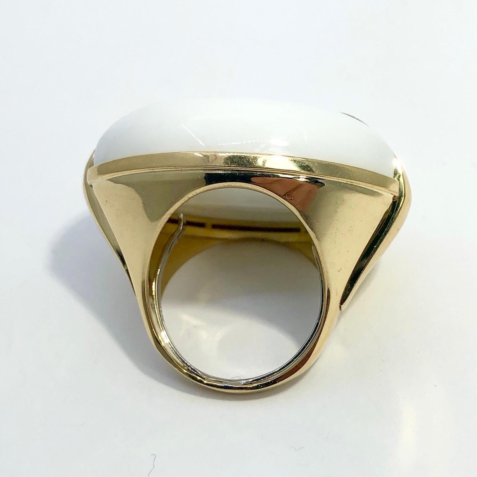 Auffälliger Statement-Ring aus Gold und weißem Achat Damen im Angebot