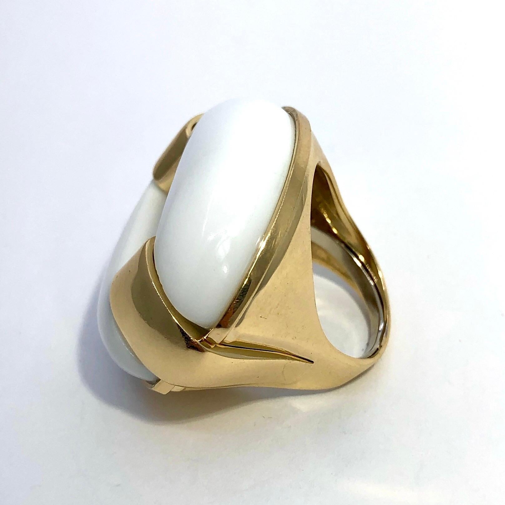 Auffälliger Statement-Ring aus Gold und weißem Achat im Angebot 1