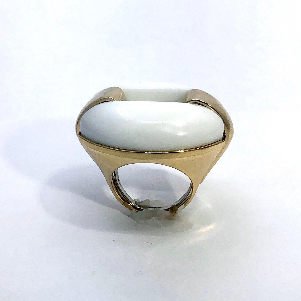 Striking Gold and White Agate Statement Ring For Sale 1
