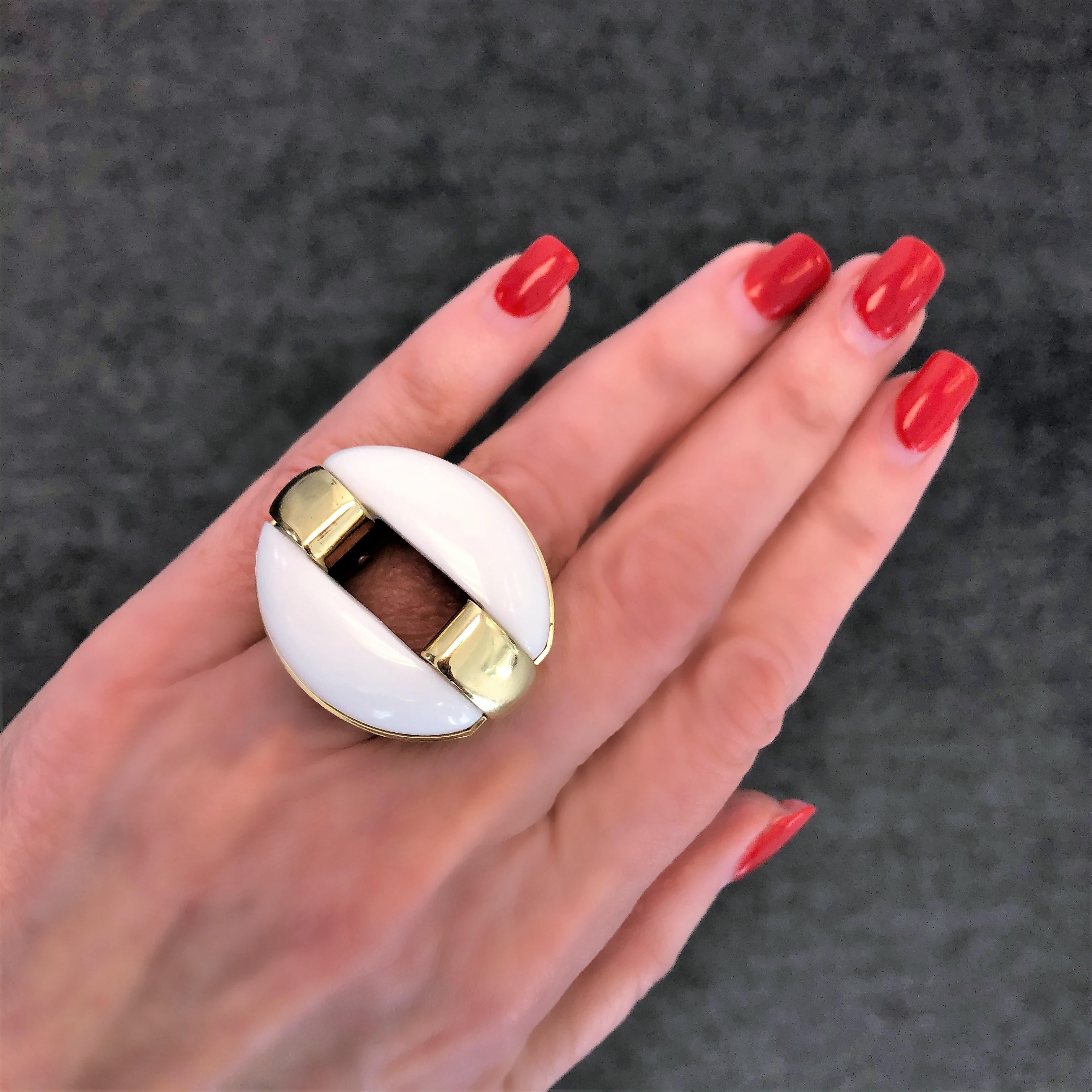 Striking Gold and White Agate Statement Ring For Sale 3
