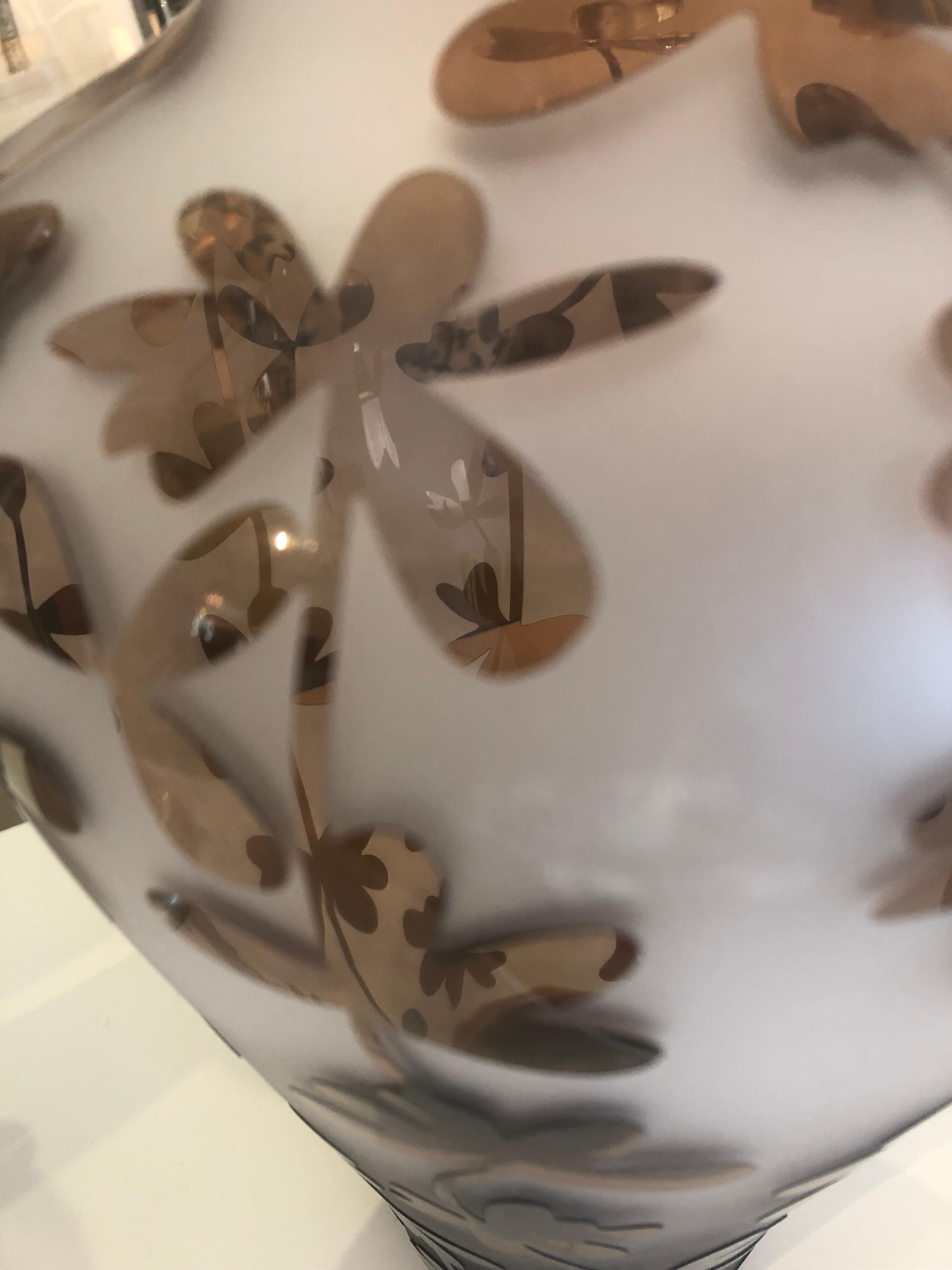Verre d'art Grand vase d'art contemporain en verre avec motif floral, saisissant et graphique en vente