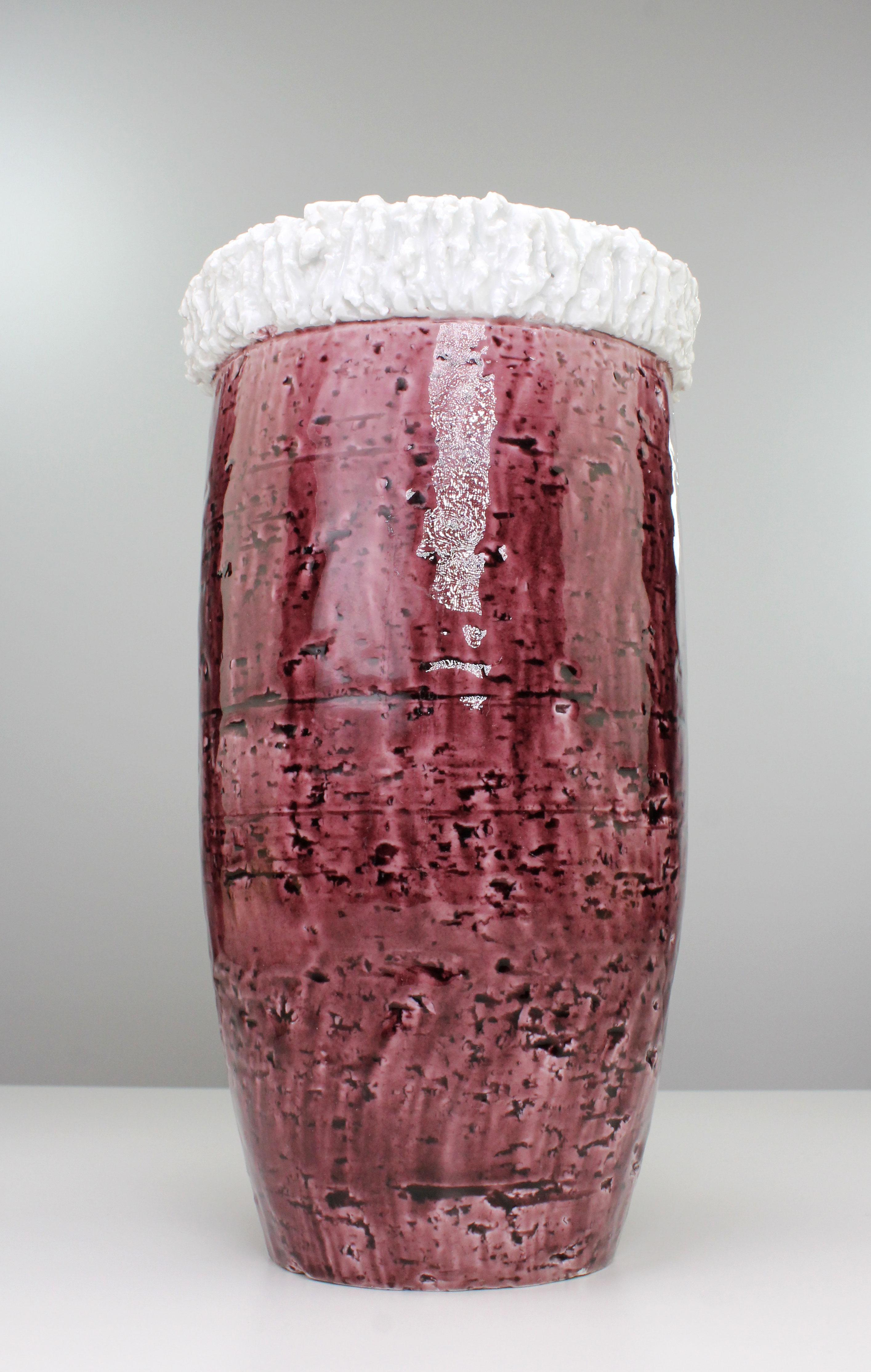 Außergewöhnliche skandinavische Vase aus der Mitte des Jahrhunderts, handgefertigt aus Schamotte, Ton und Porzellan von dem bekannten schwedischen Designer Gunnar Nylund für Rörstrand. Schamottekörper mit glänzender, tief himbeer- und