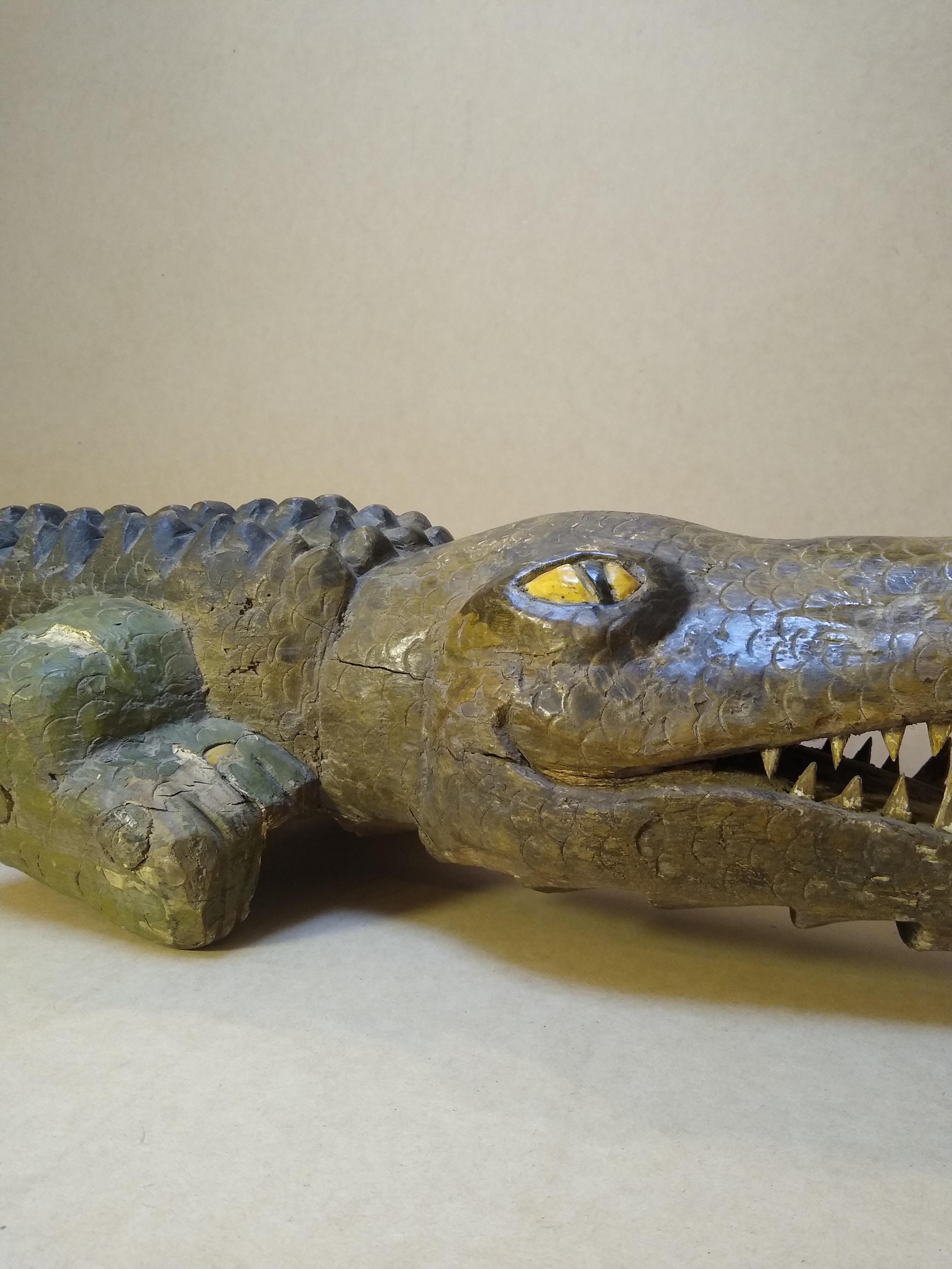 Striking Hand carved large wood Sculpture of Crocodile from Mexico For Sale 4
